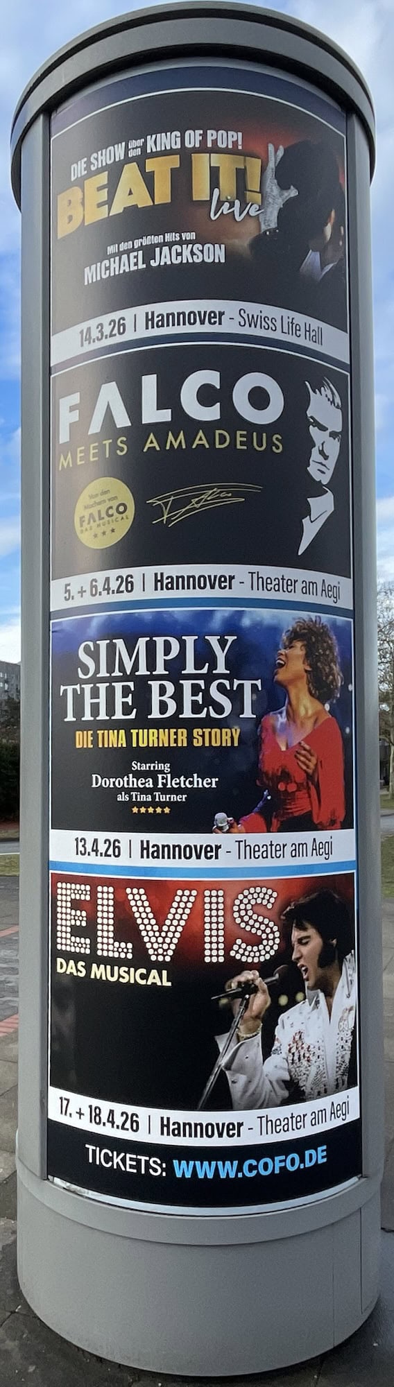 Litfaßsäule mit Musicalstücken: Elvis, Tina Turner - Simply the best, Falco, Michael Jackson - Beat it