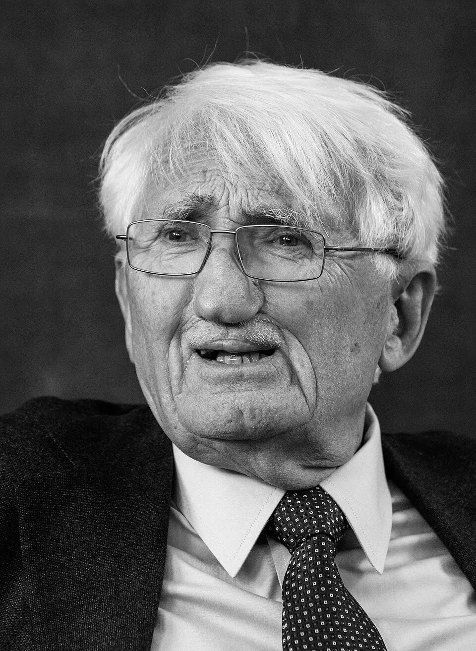 Portrait schwarz-weiß Jürgen Habermas, einer der bekanntesten Soziologen unserer Zeit, während seines Vortrags im 7. Klassenzimmer von ELTE-Ambassa. Foto: Europäische Kommission/Szabolás
