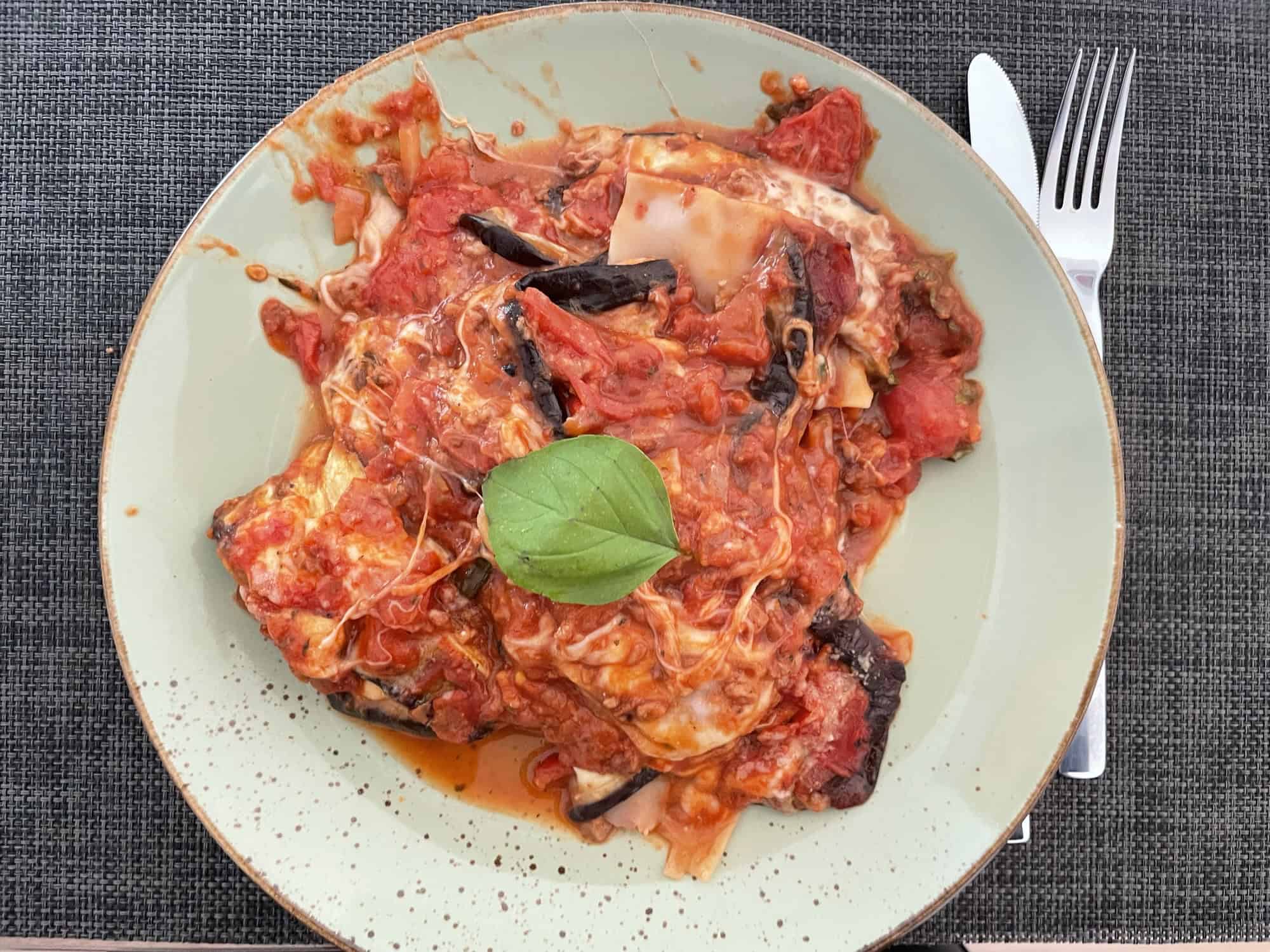 Vegetarischer Lasagneauflauf mit Basilikumblatt.