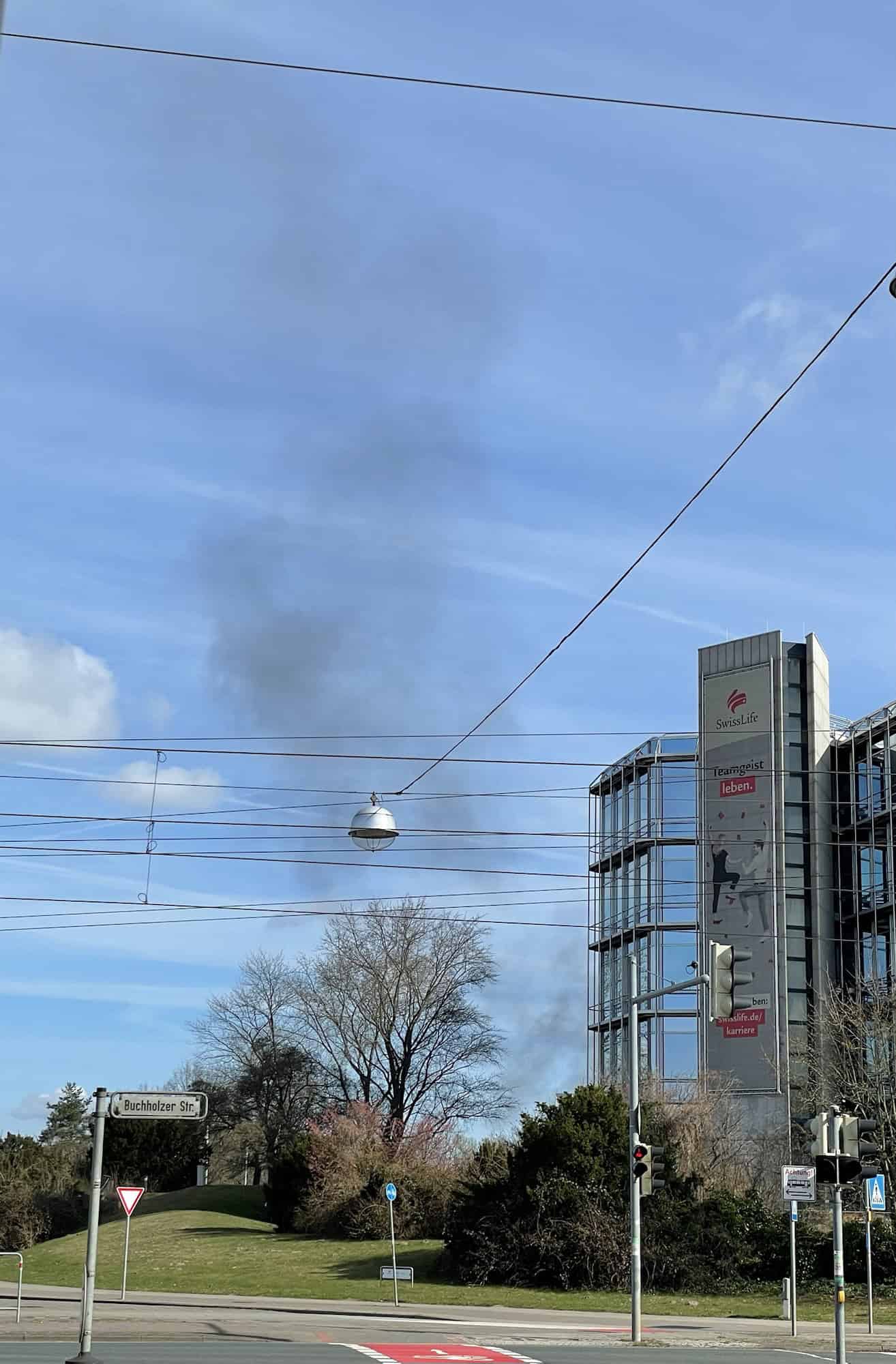 Rauch in der Luft neben den Swisslife-Gebäude in Lahe.
