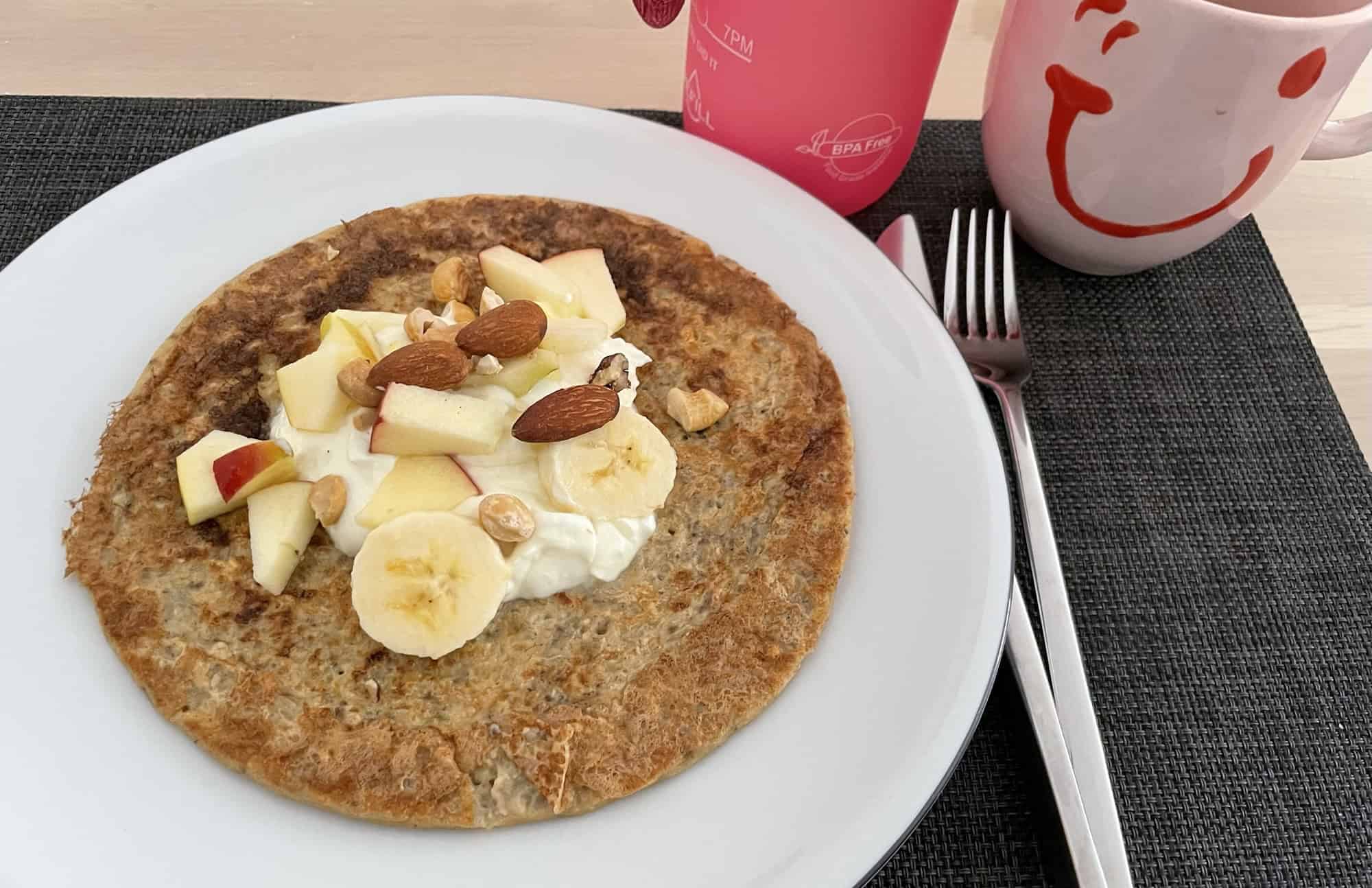 Pfannenkuchen mit Yoghurt und Obst.