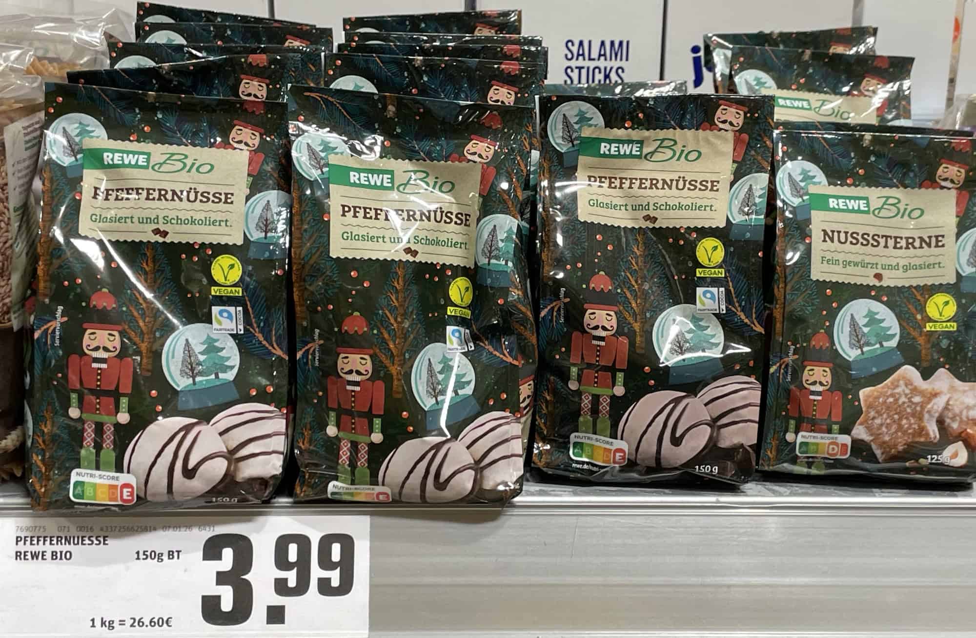 Regal im Supermarkt mit Pfeffernüssen.