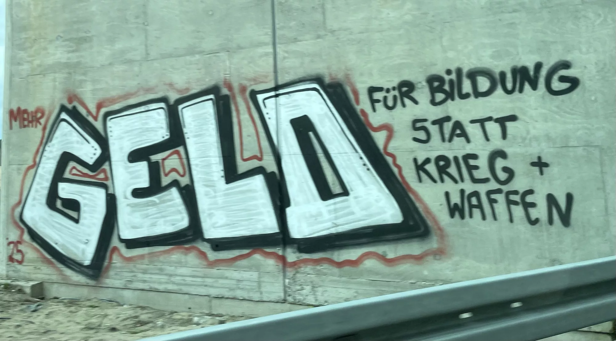 Graffiti auf Betonbrücke: GELD FüR BiLDUNG STATT KRIEG + WAFFEN