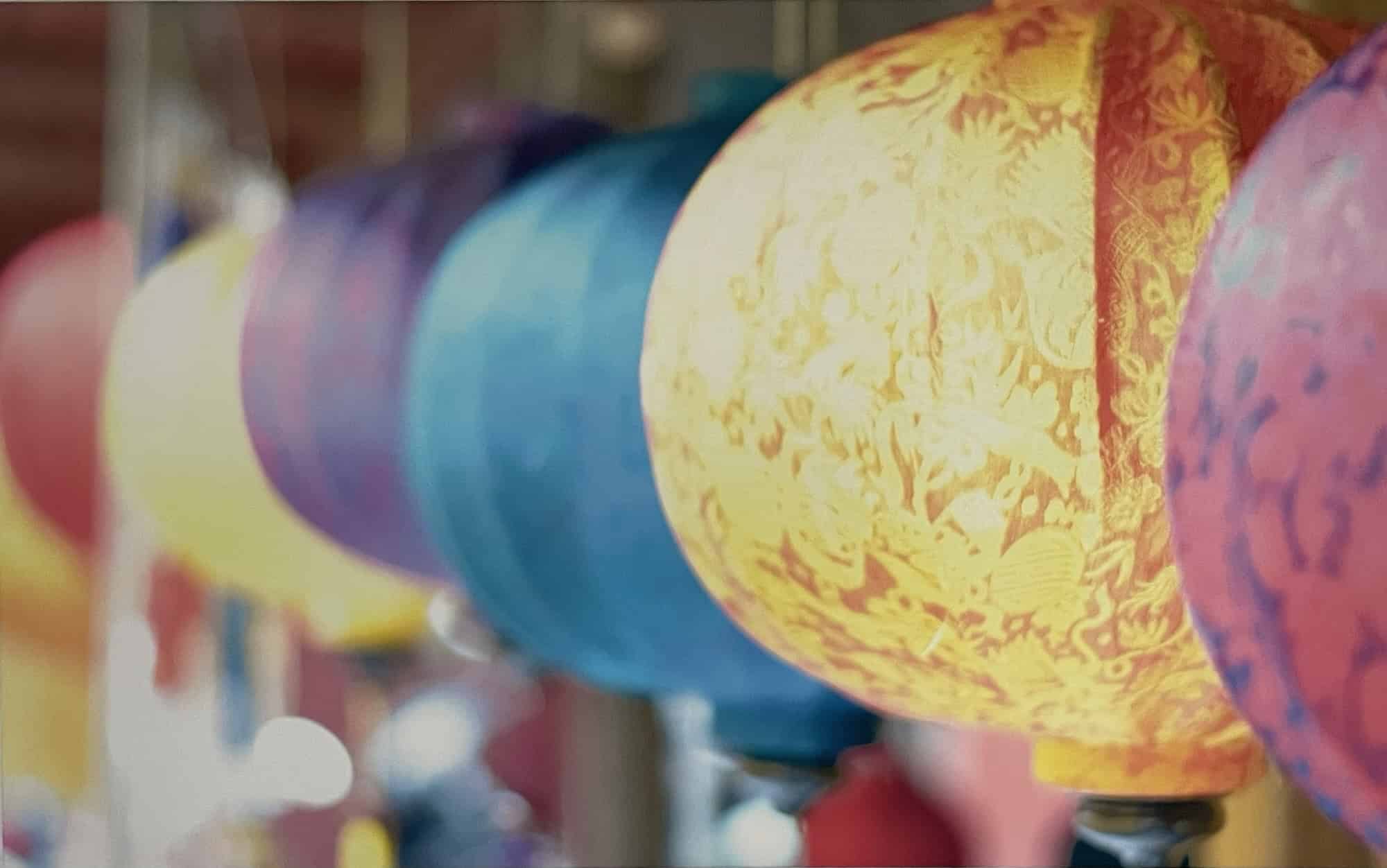 Foto mit bunten Papierlampinions.