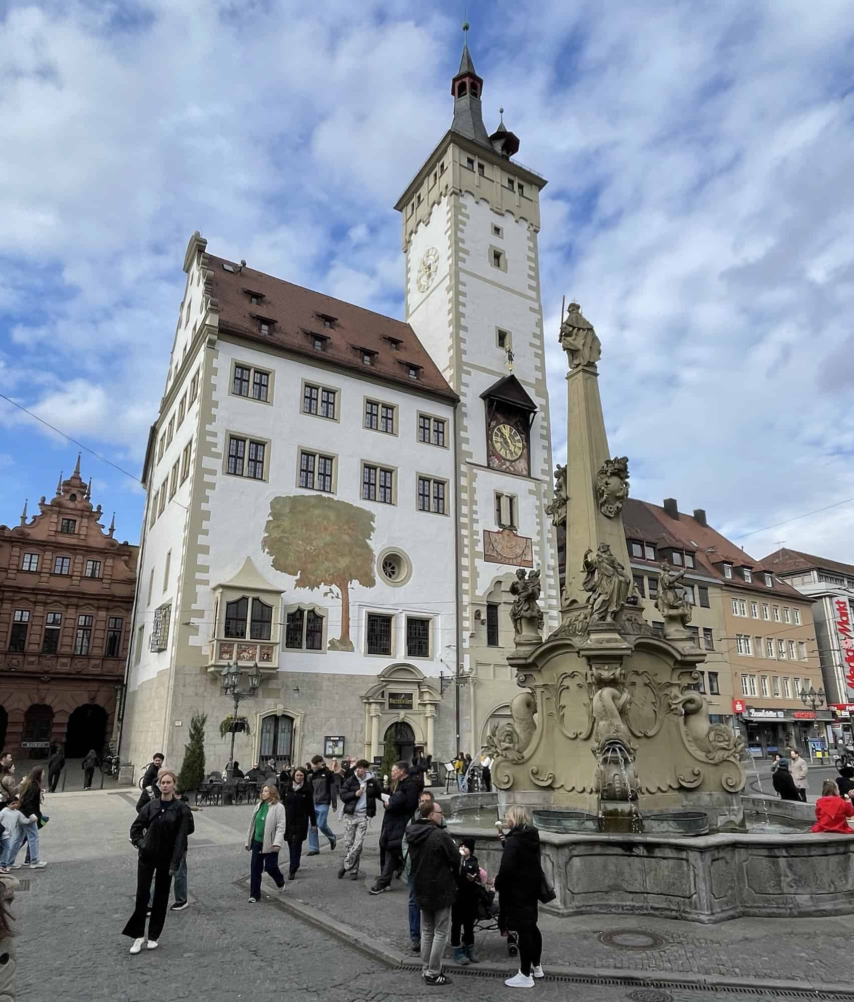 Rathaus von Würzburg und Brunnen davor.