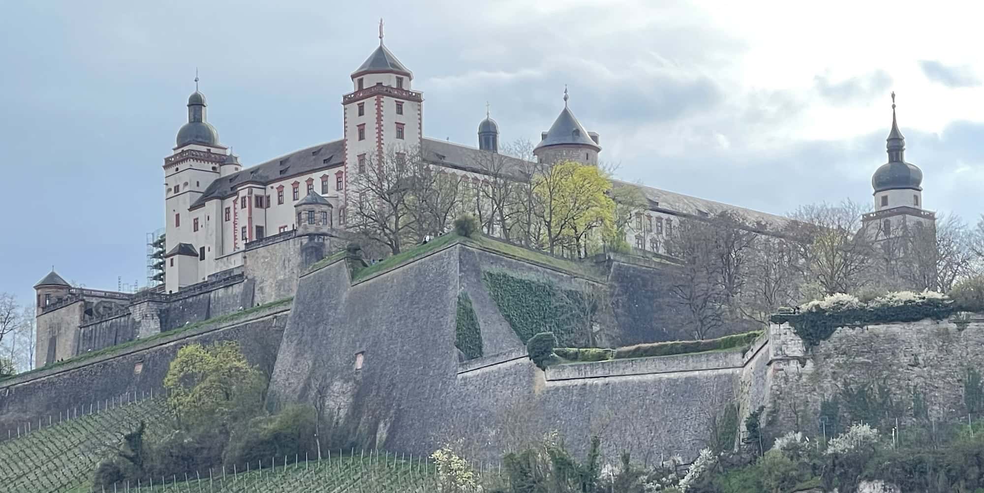 Die Marienburg oberhalb der Weinfelder und ds Nainz.