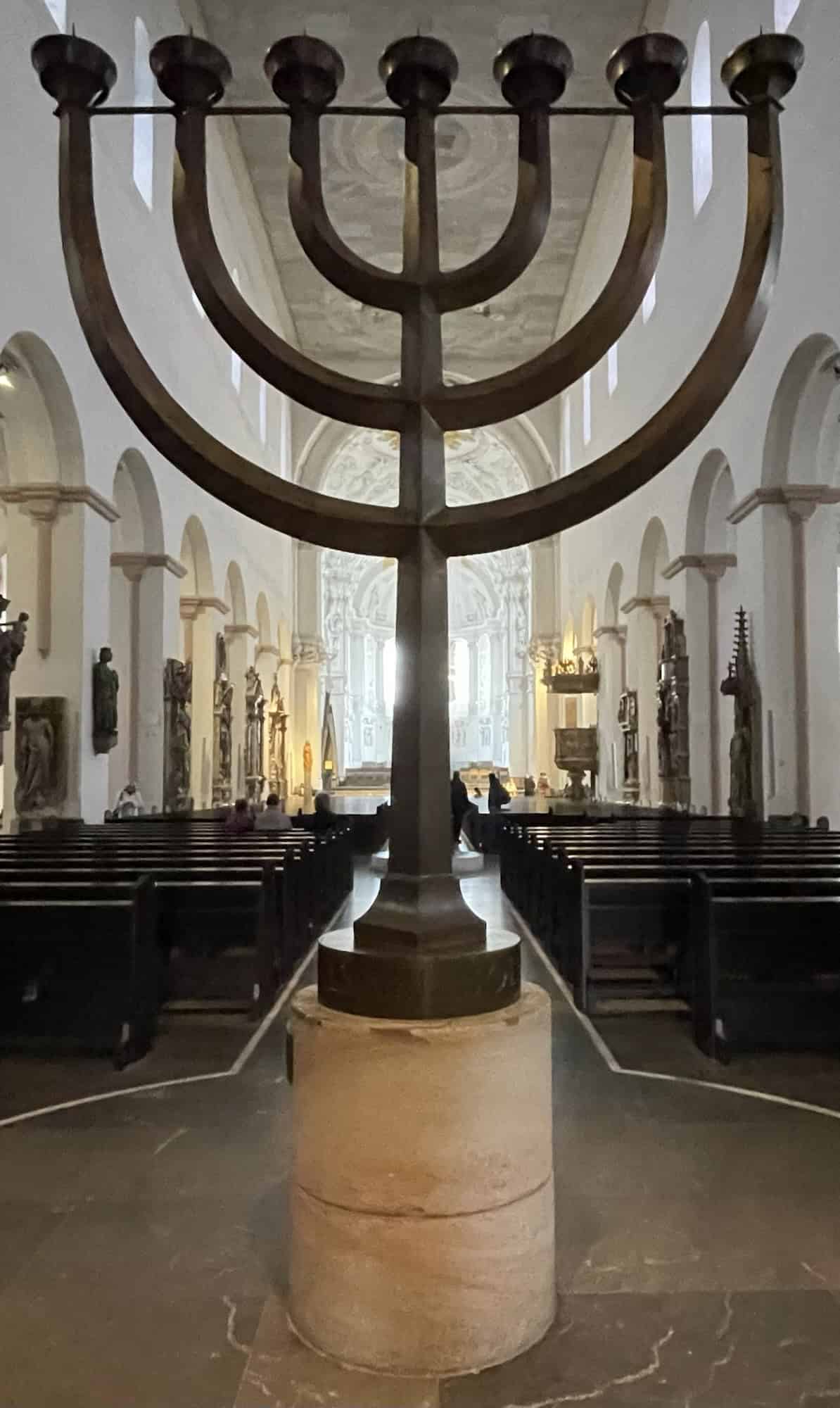 Mannshoher 7-armiger in Kirche. LeuchtetRotweißer Kirchenbau.