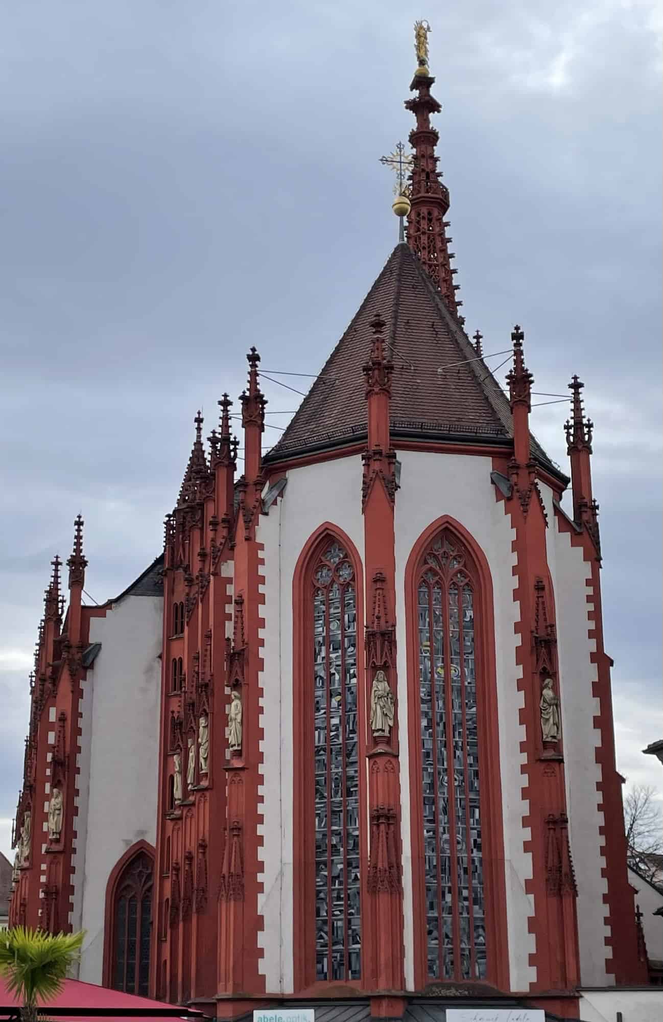 Rot-weißes Tulpenbeet.