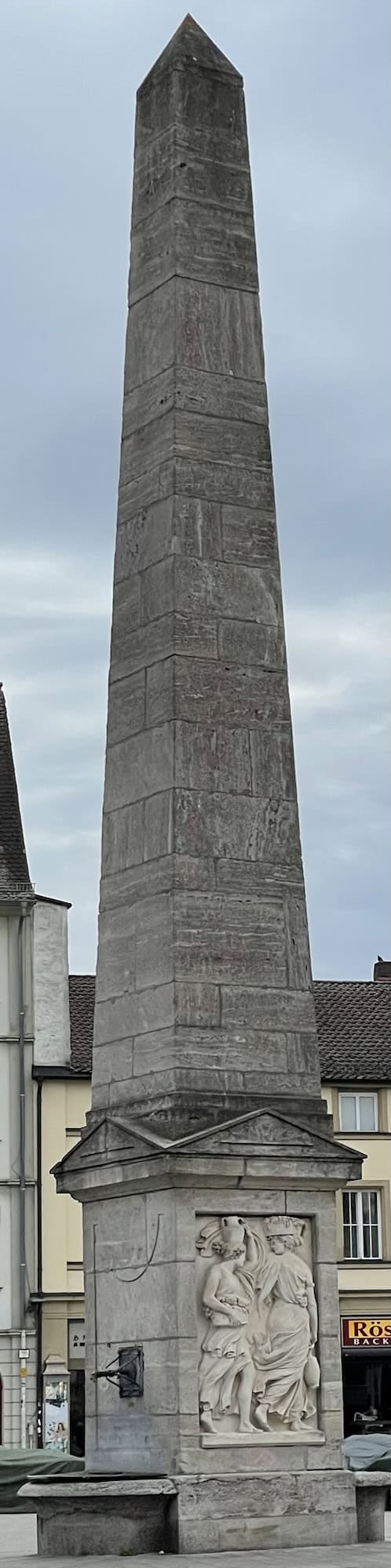 Großer steinerner Obelisk.