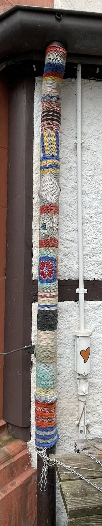 Umhäkeltes Regenfallrohr