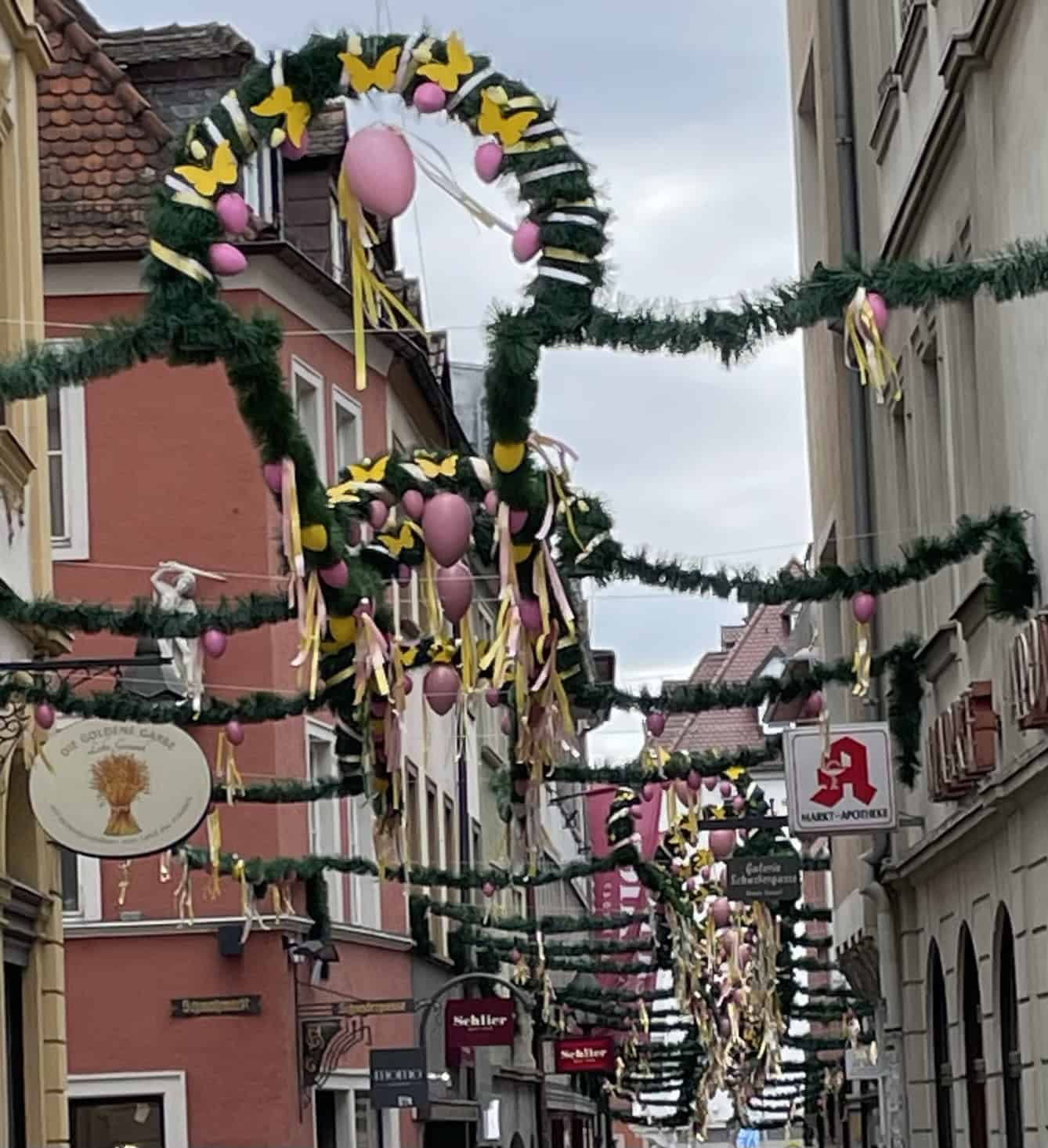 Grüner Osterschmuck zwischen den Höäzsern.