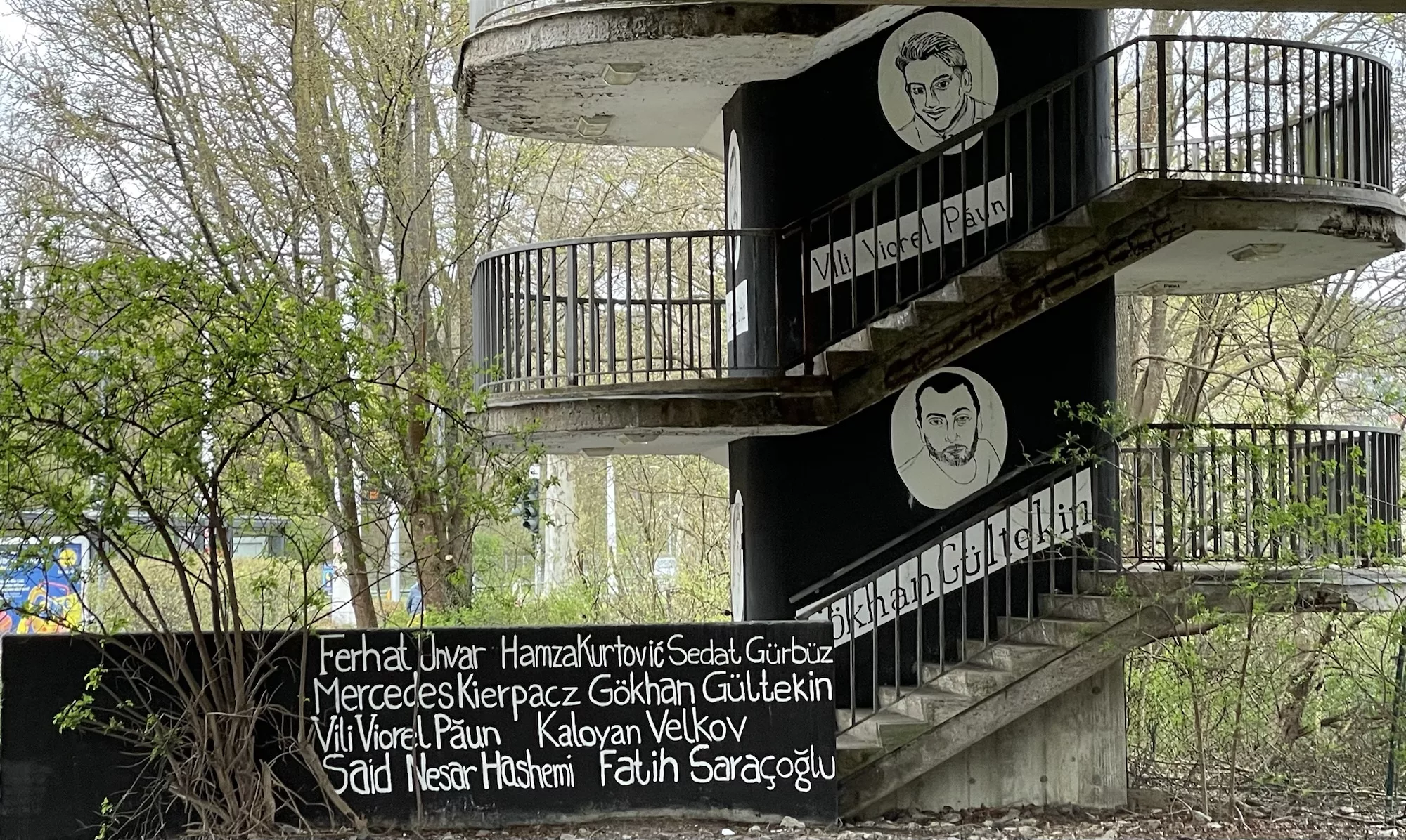 Auf der Rückseite der Betonwand die Namen der Opfer von Hanau.