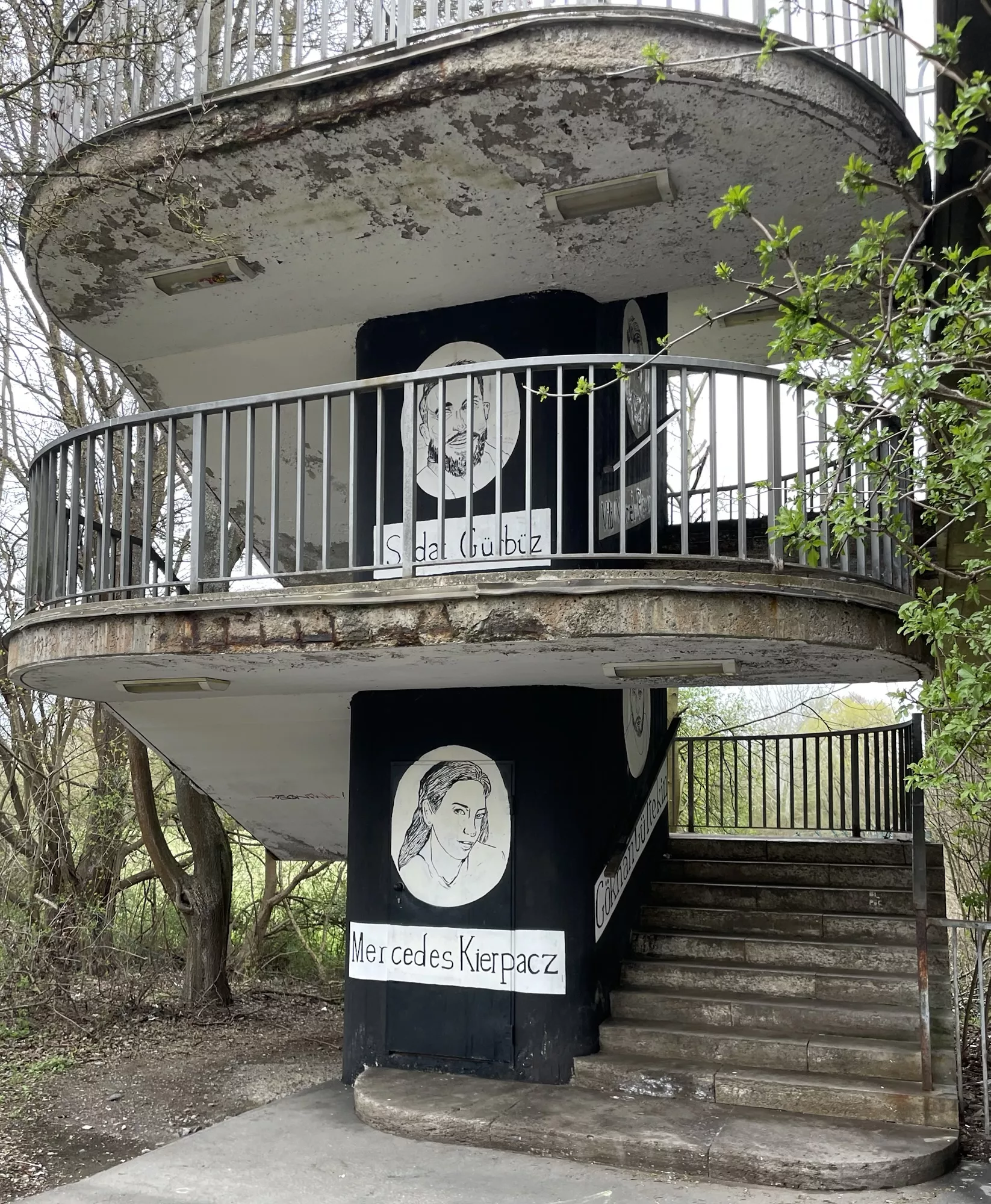 Offenens Treppenhaus mit Konterfeis und Namen der Opfer von Hanau.