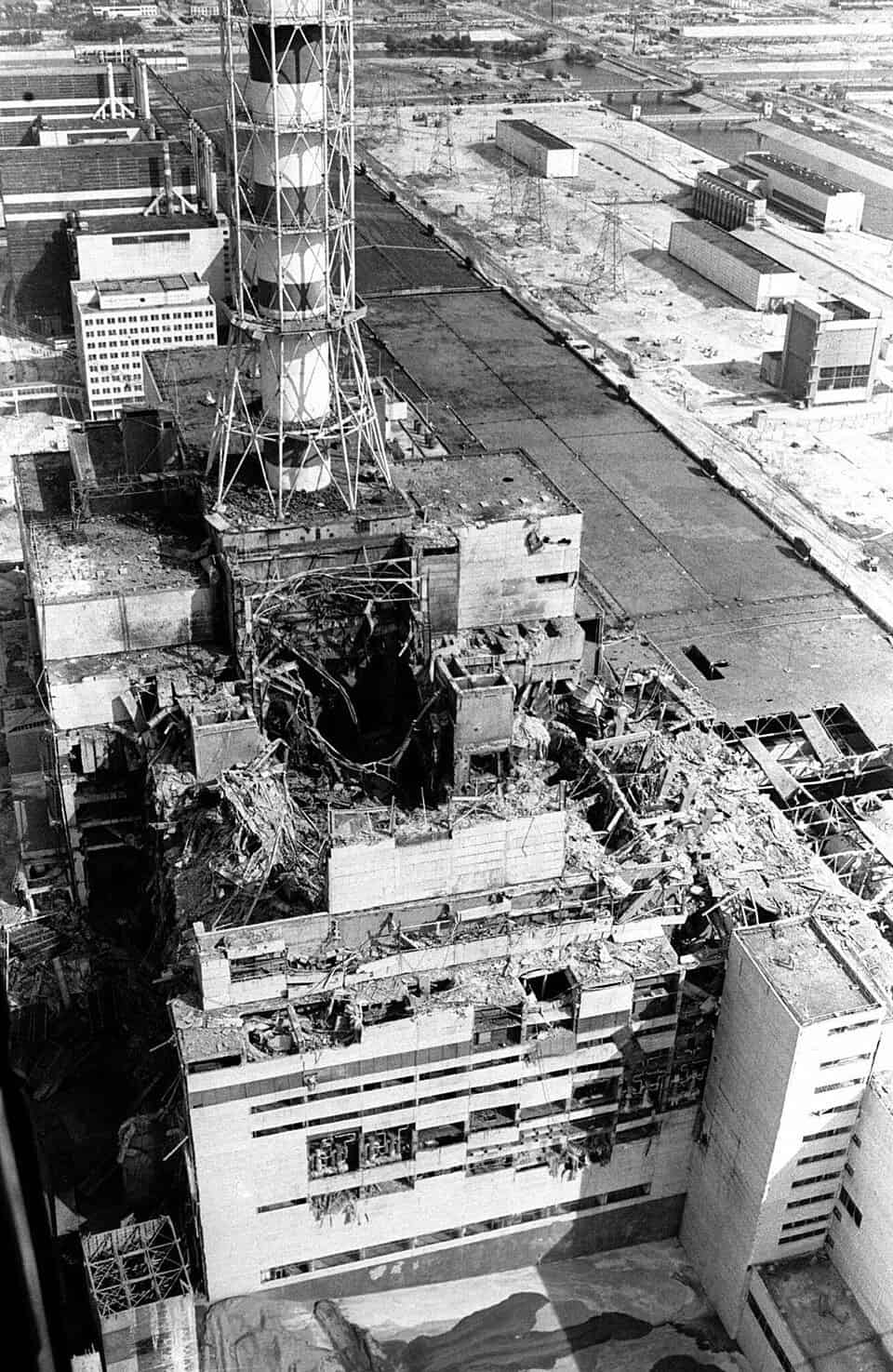 Schwarz-Weißfotos des havarierten AKW in Tschernobyl 1986.