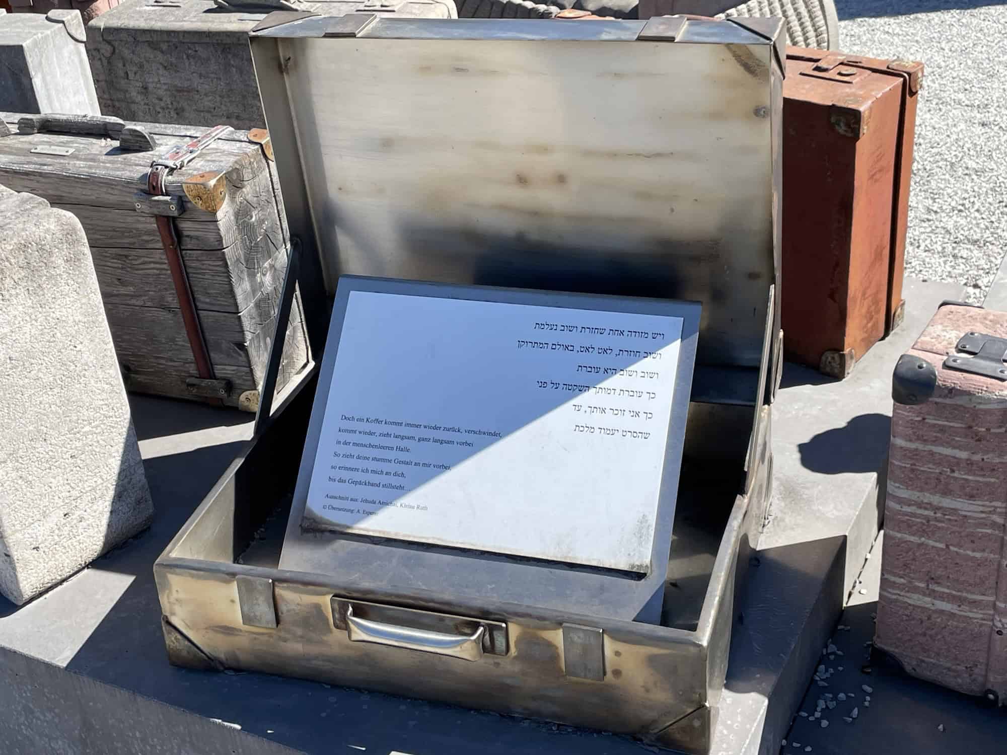 Offener Koffer mit Inschriftsplatte