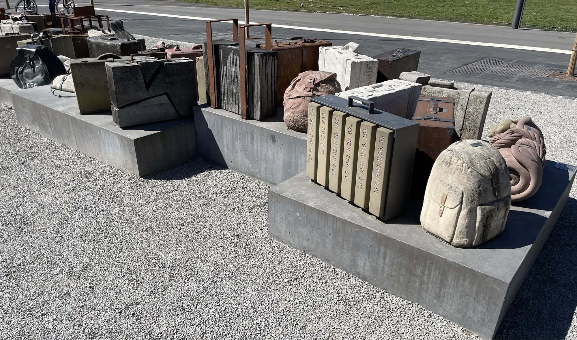 Blick von der Seite auf die steinernden Koffer.