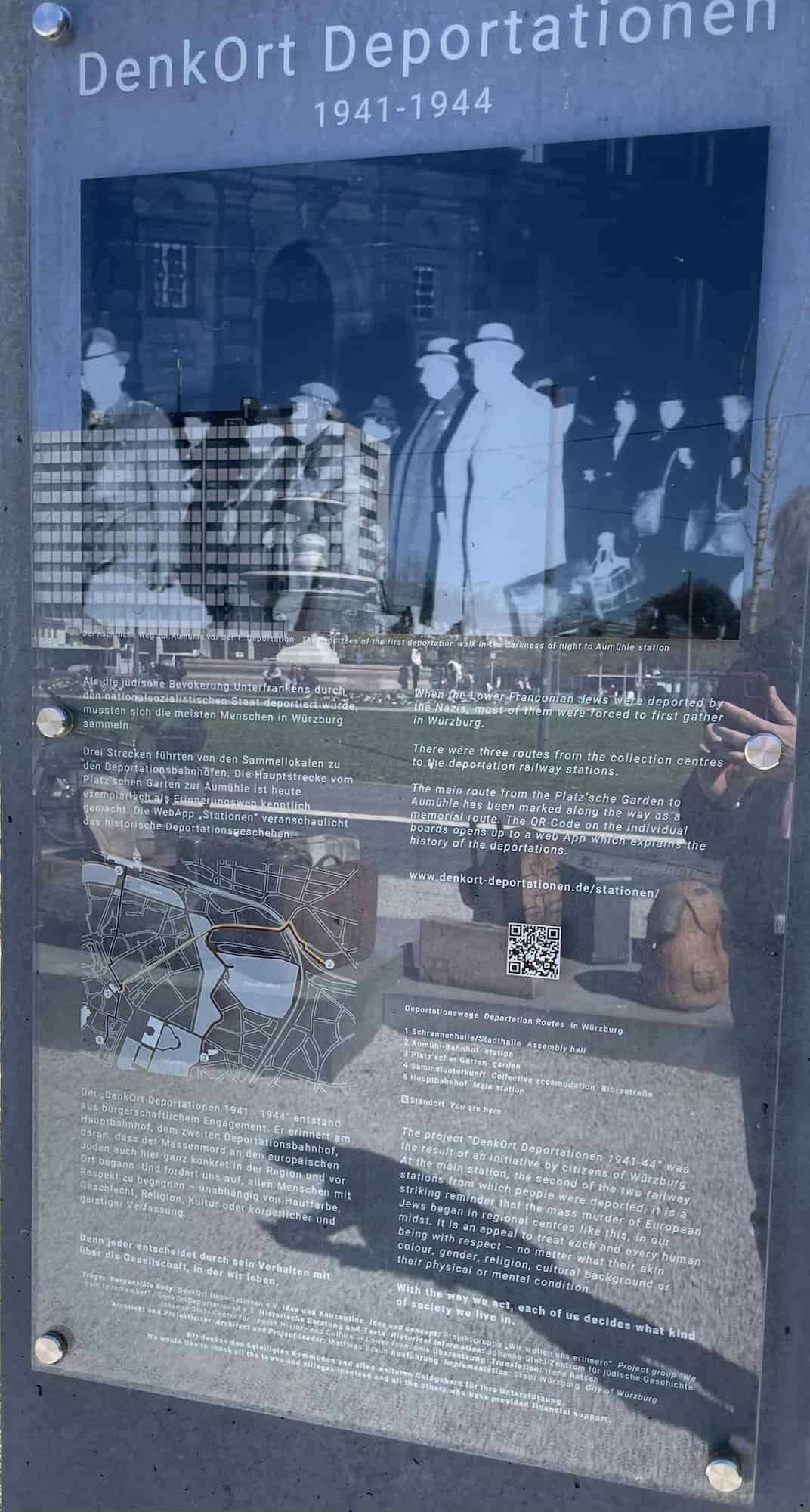 Infotafel zum DenkOrt Deportationen 1941 - 1944. Ale die jüdische Bevölkerung Unterfrankens durch den nationalsozialistischen Staat deportiert wurde, mussten ?ich die meisten Menschen in Würzburg in Würzburg. sammeln.