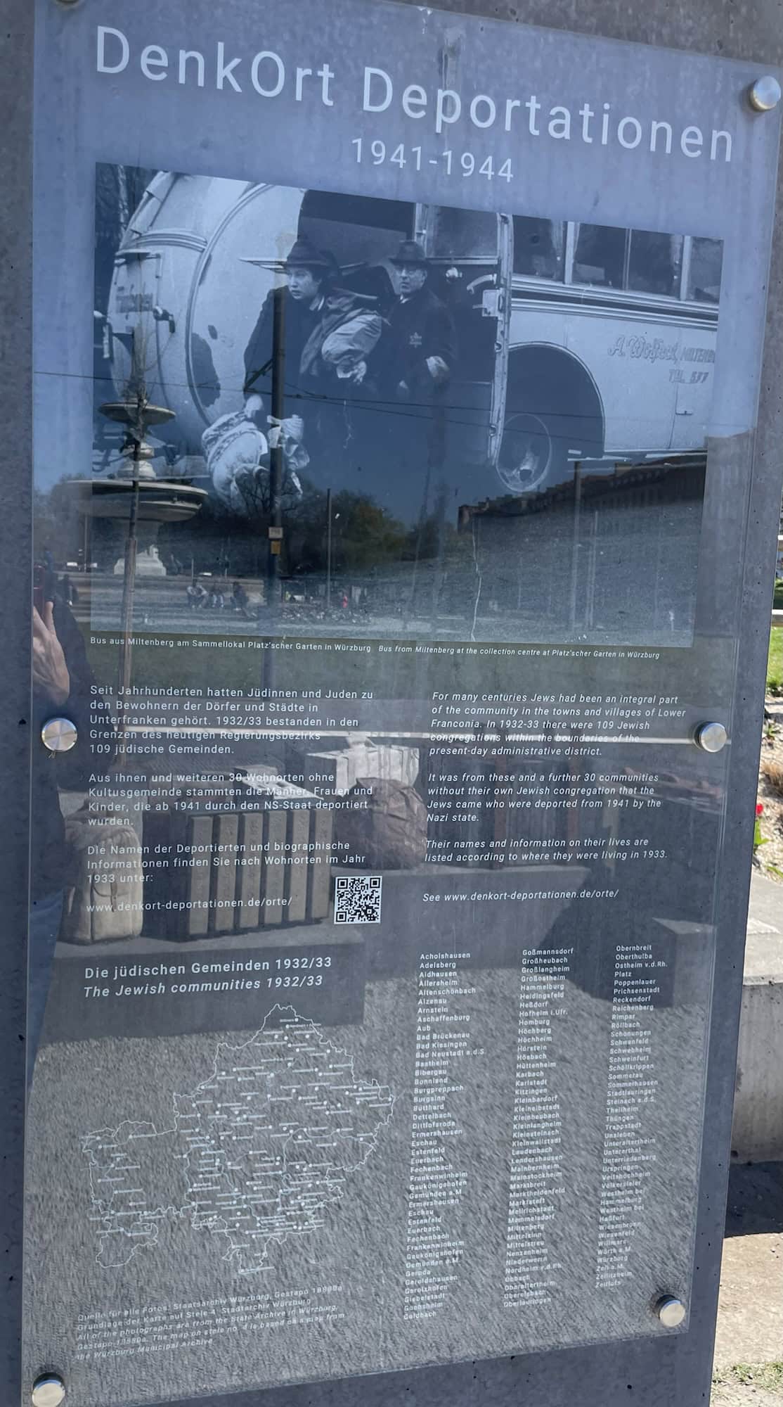 Infotafel zum DenkOrt Deportationen 1941 - 1944. Seit Jahrhunderten hatten Jüdinnen und Juden zu den Bewohnern der Dörfer und Städte in Unterfranken gehört. 1932/33 bestanden in den Grenzen des heutigen Regierungsbezirks 109 jüdische Gemeinden.