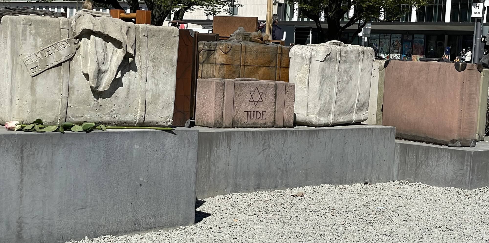 Blick von der Seite auf das Kofferfeld.