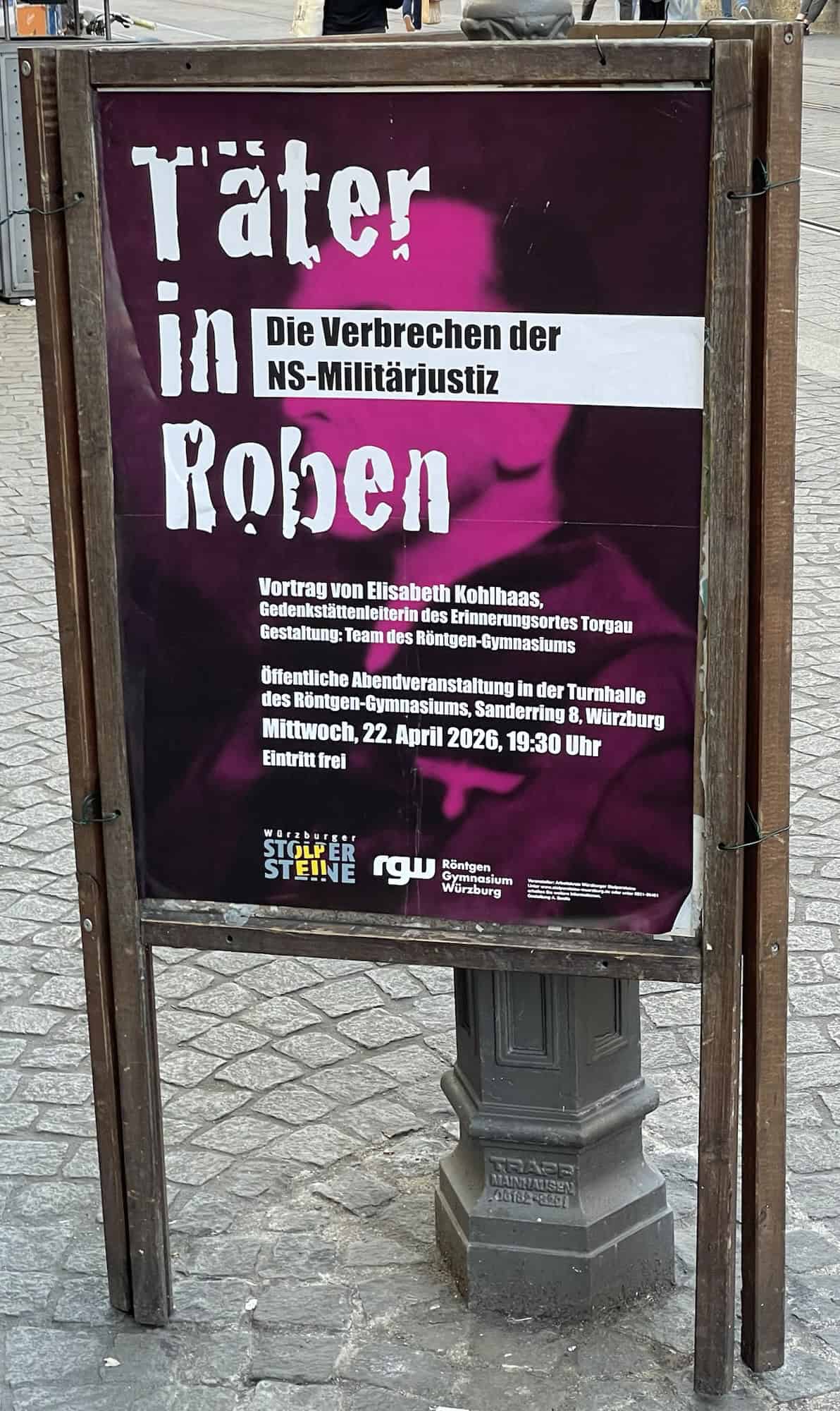 Plakatausteller mit Veranstaltung: Tater Roben: Die Verbrechen der NS-Militärjustiz