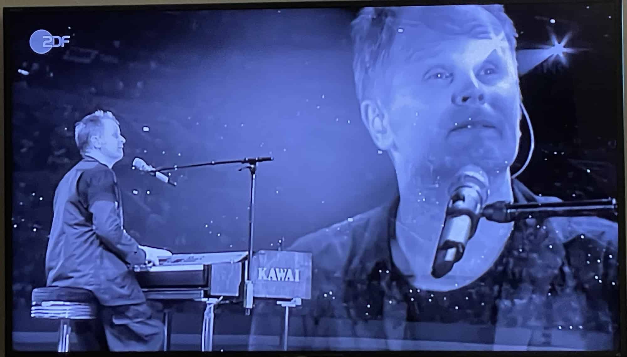 Konzert aus den 80igern: Herbert Grönemeyer links am Klavier und techts groß im Bild eingeblendet.