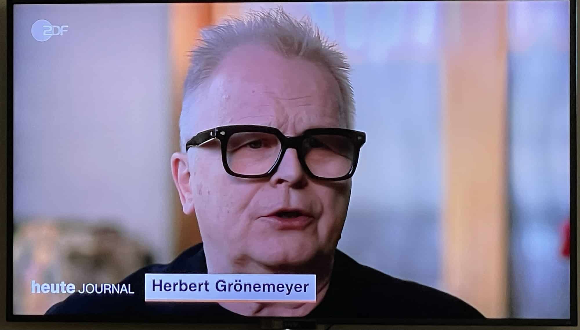 Herbert Grönemeyer heute mit markanter schwarzer Brille anläßlich seines Geburtstags interviwed.