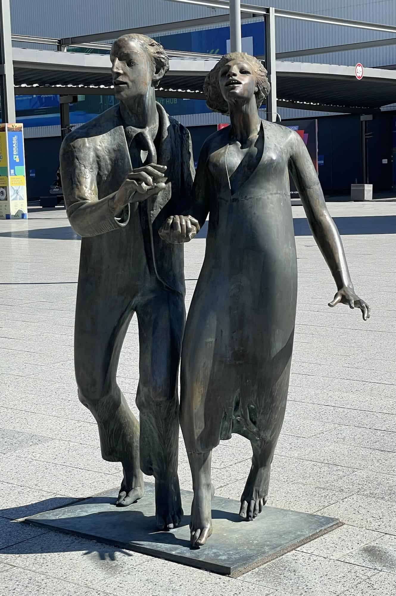 Kunst auf dem Messegelände: Ein Paar, Mann und Frau, als lebensgroße gehende Metallplastiken.