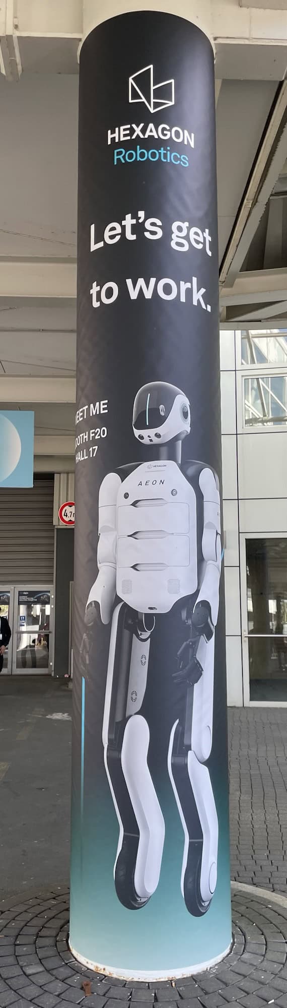 Söule mit Aufschrift 'Let's get to work.' und aufgemaltem humanoiden Roboter.