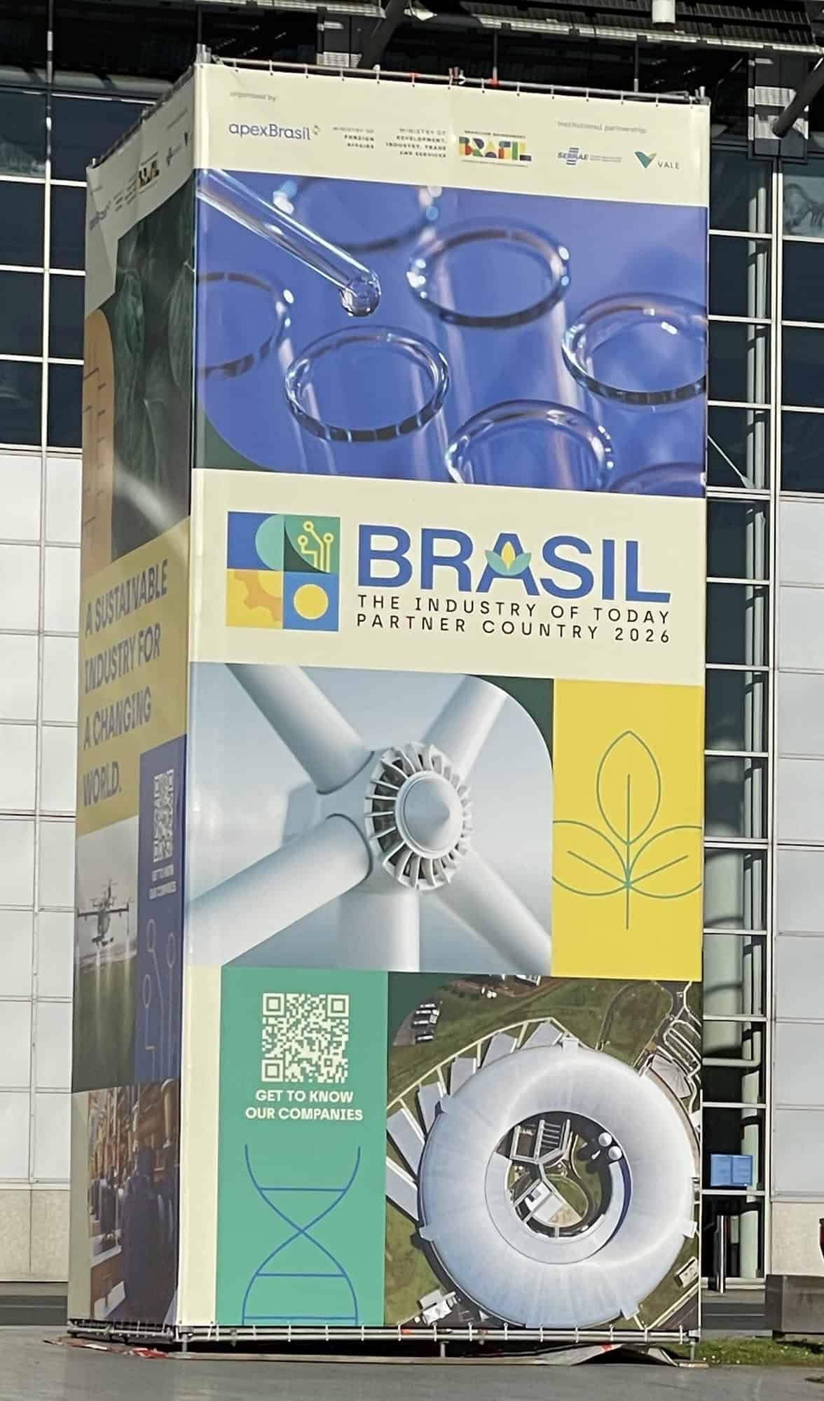 Großer Plakataufstelker mit Brasilien als Partnerland der Hannover Messe.