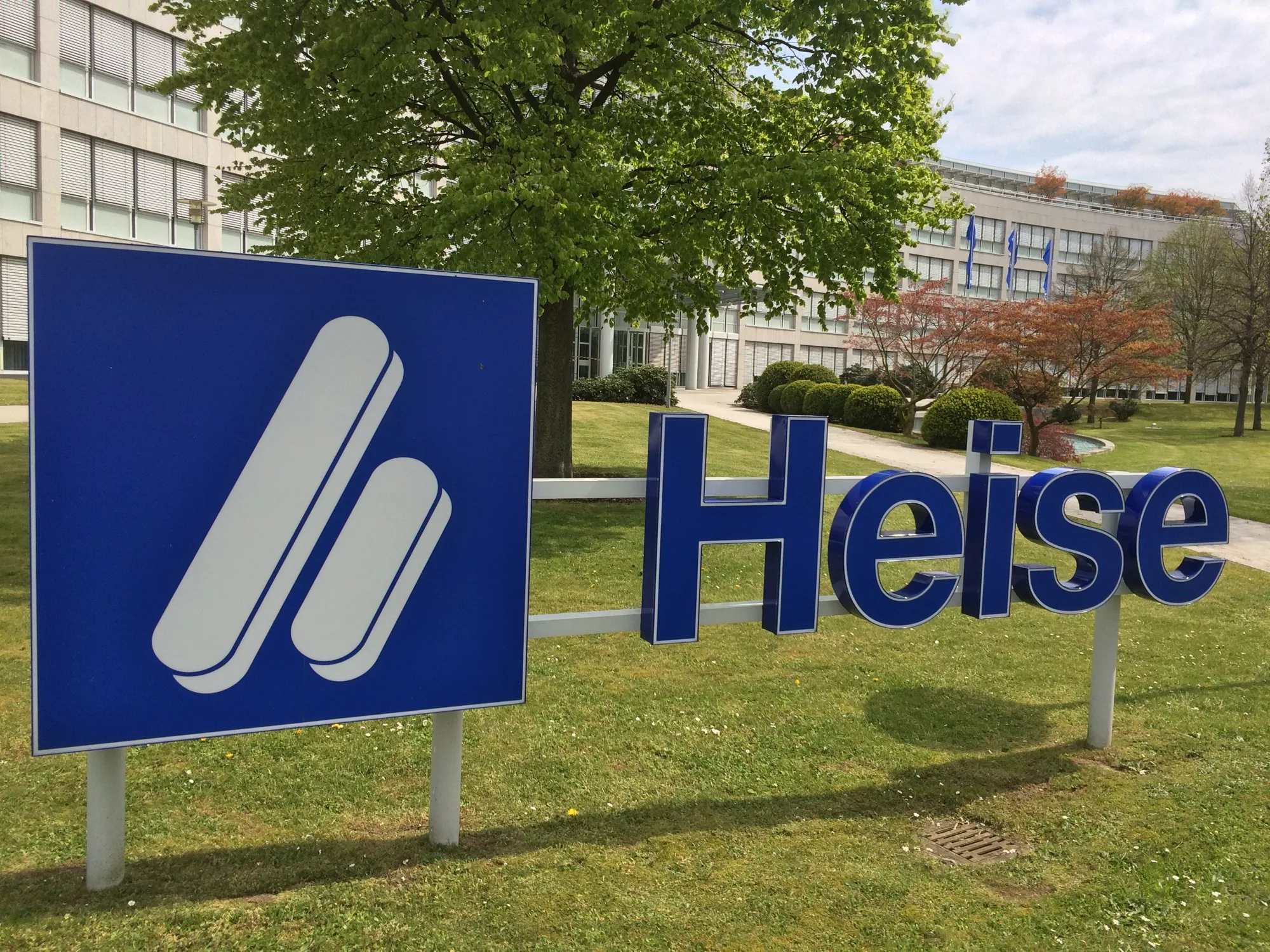 Heise-Schriftzug mit Heise-Keks vor Headquater in der Karl-Wiechert-Alle in Hannover.