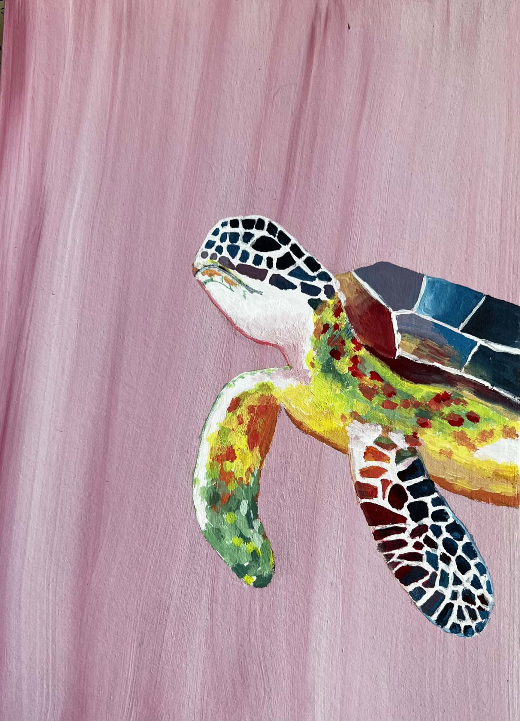 Gemalte bunte Schildkrötr schaut von rechte ins Bild, Hintergrund hell-lilafarben.