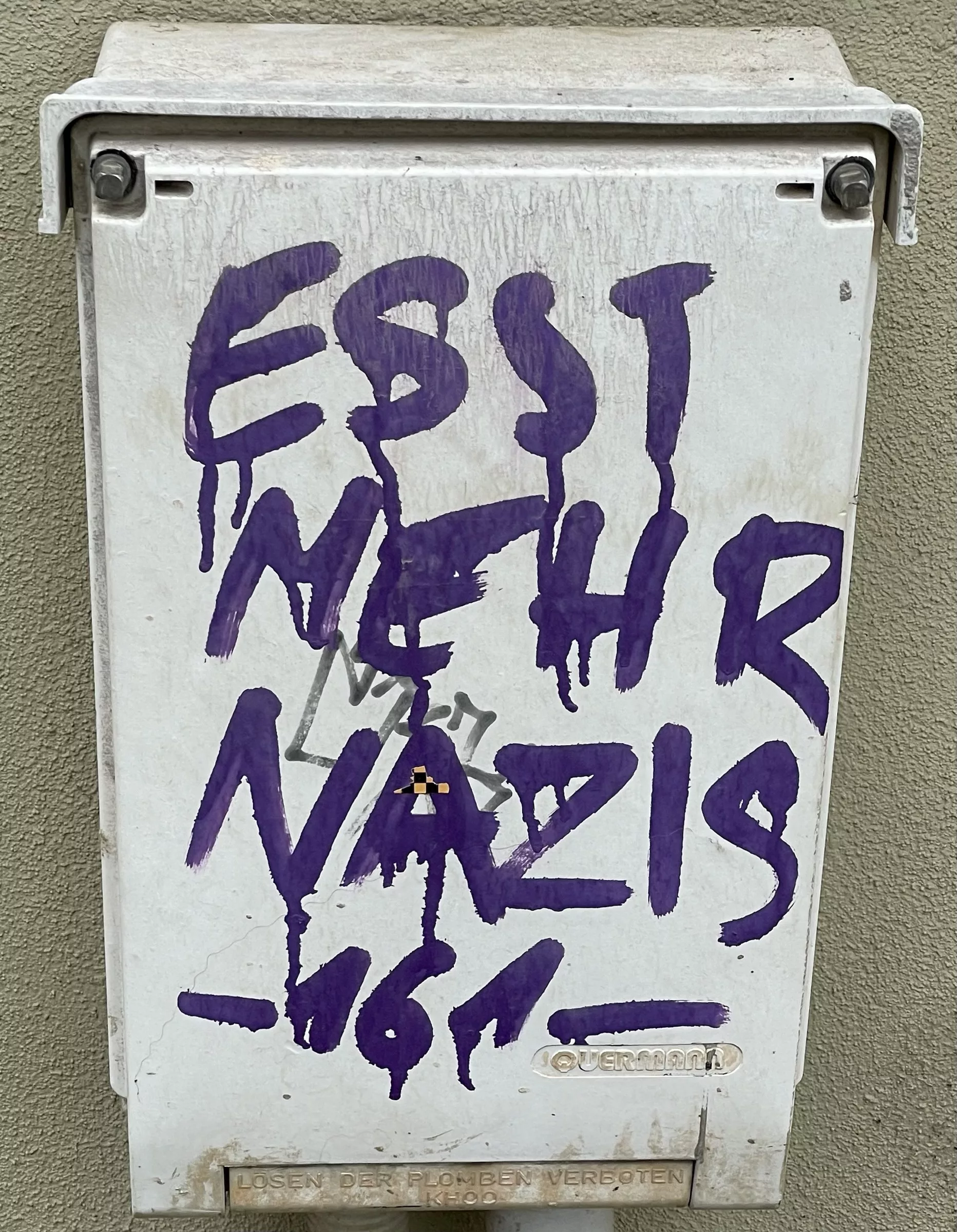 Grauer Kasten an Wand mit Aufschrift: Esst mehr Nazis.