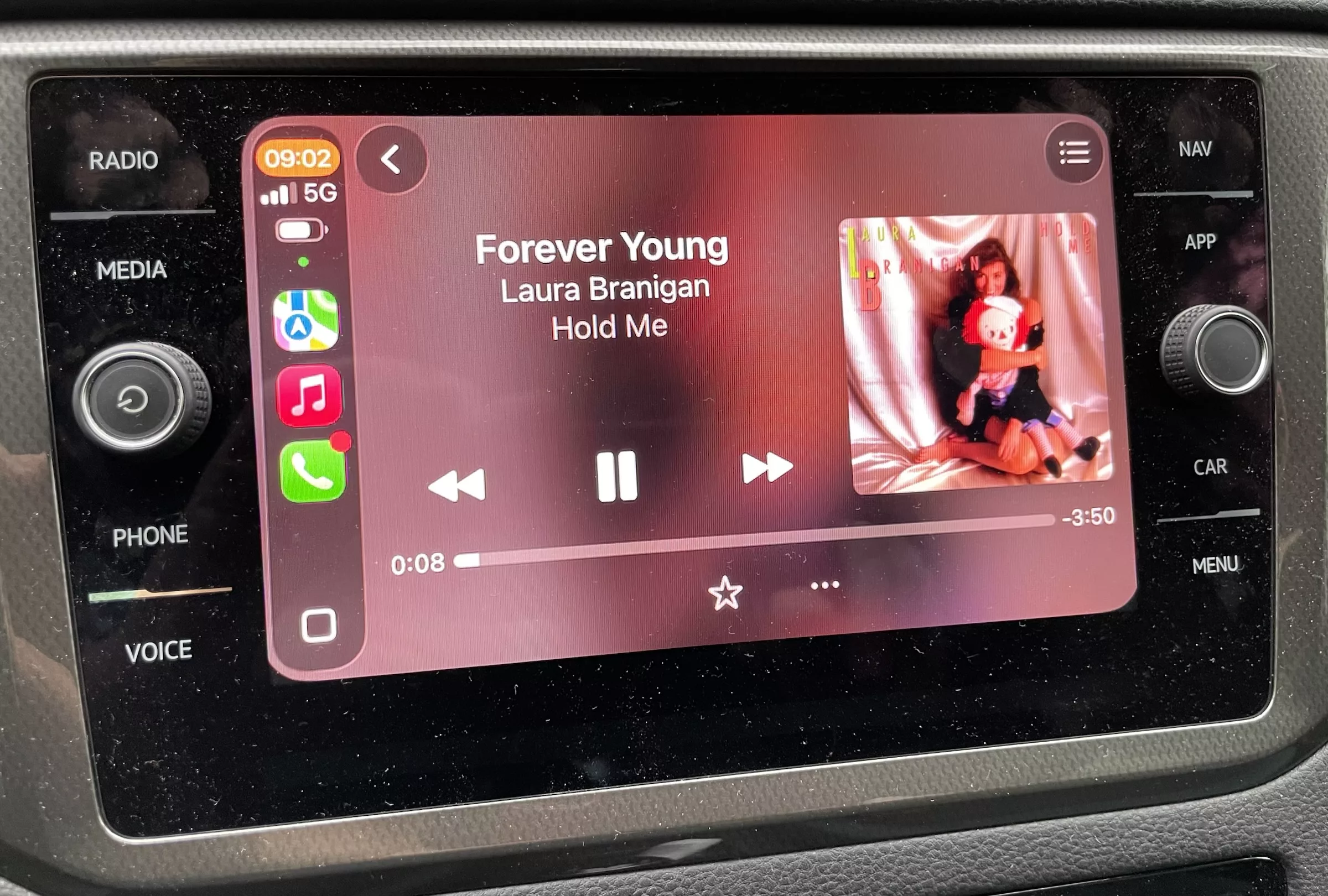 Autoradiodisplay mit CarPlay und Laura Branigan singt 'Forever young'.