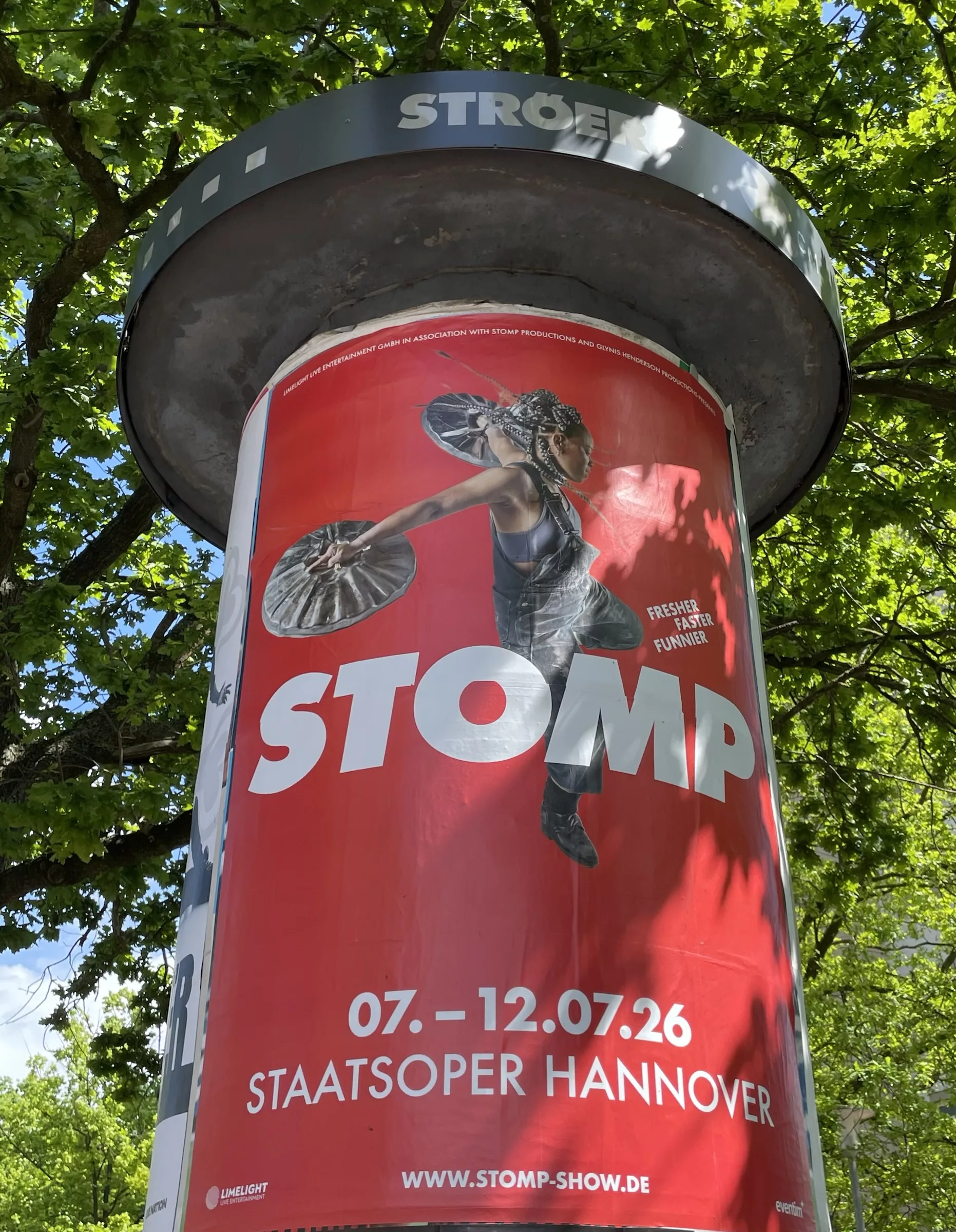 Litfaßsäule mit Stomp-Auftritt in der Staatsoper Hannover.