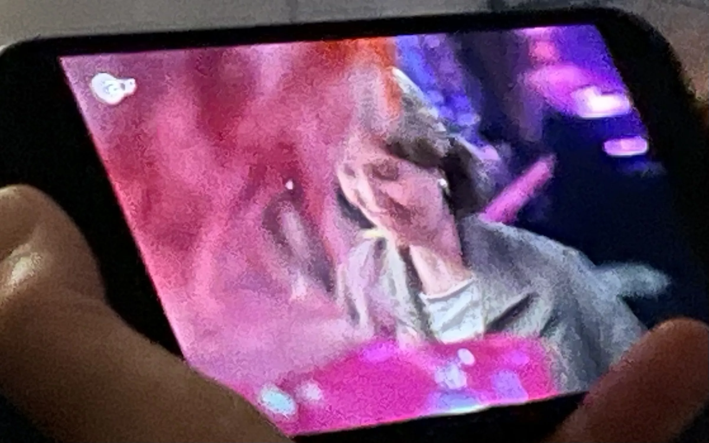 Mutter von Olivia Jones. Filmdarstellung auf Smartphone.