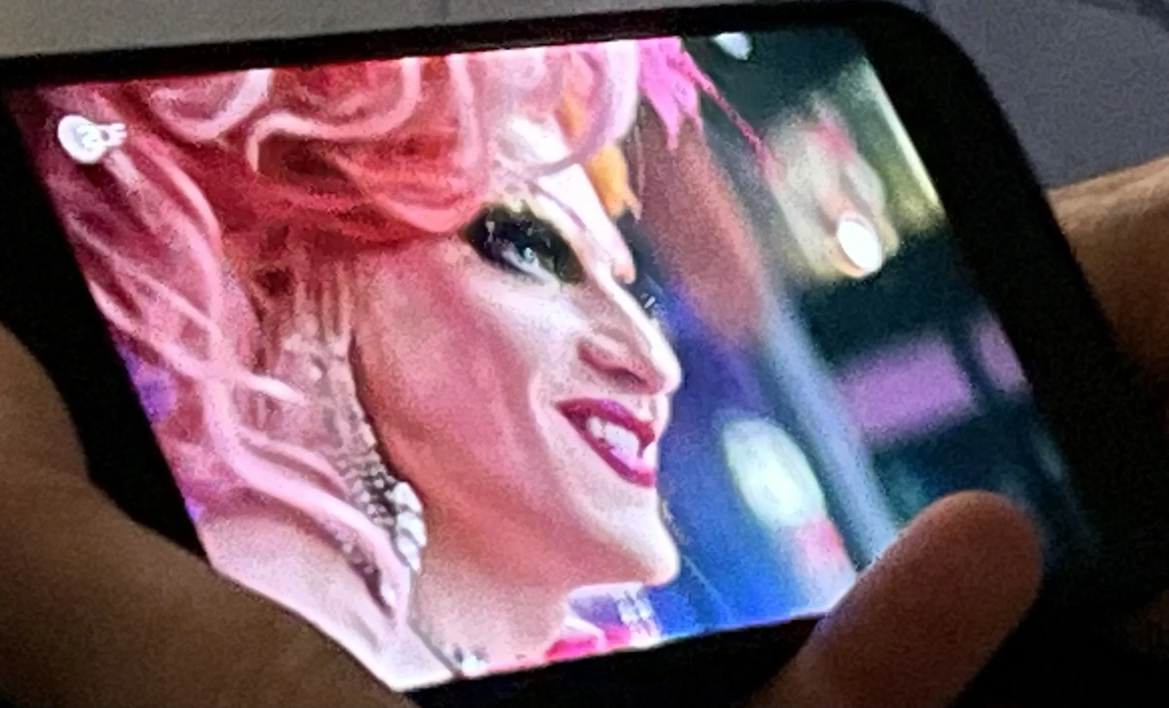  Olivia Jones Kopf von der Seite. Filmdarstellung auf Smartphone.