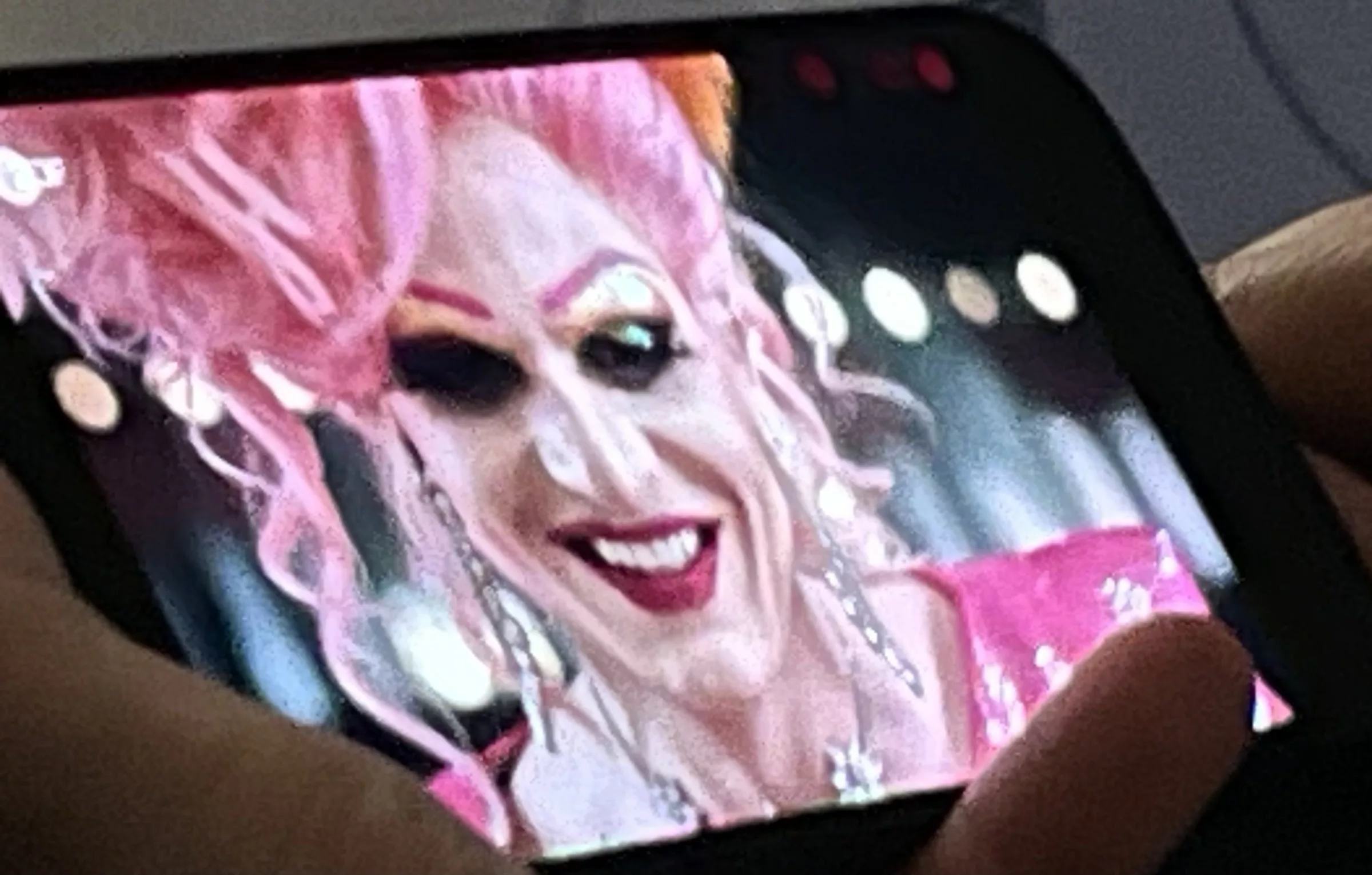 Olivia Jones Kopf von vorne. Filmdarstellung auf Smartphone.