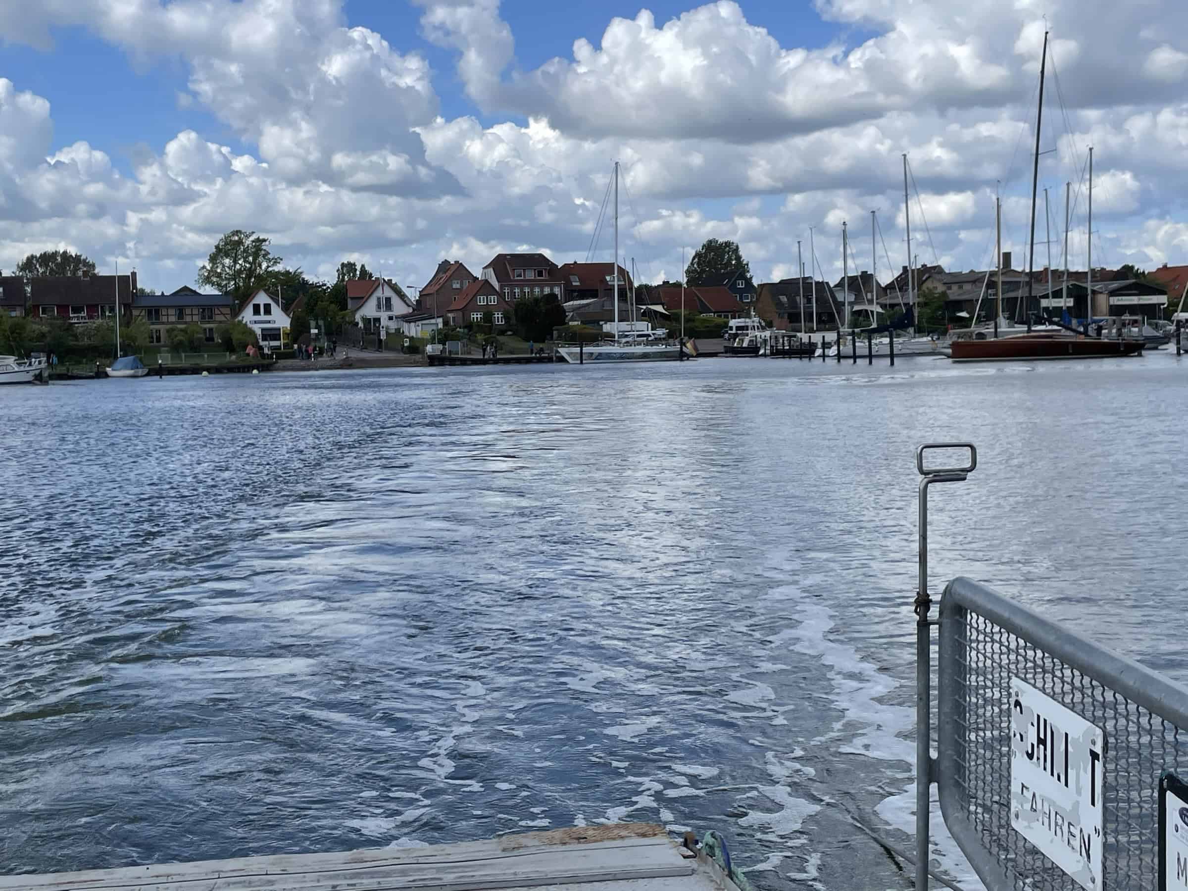 Übersetzen über die Schlei bei Arnis, Blick auf die Stadt vom Wasser.