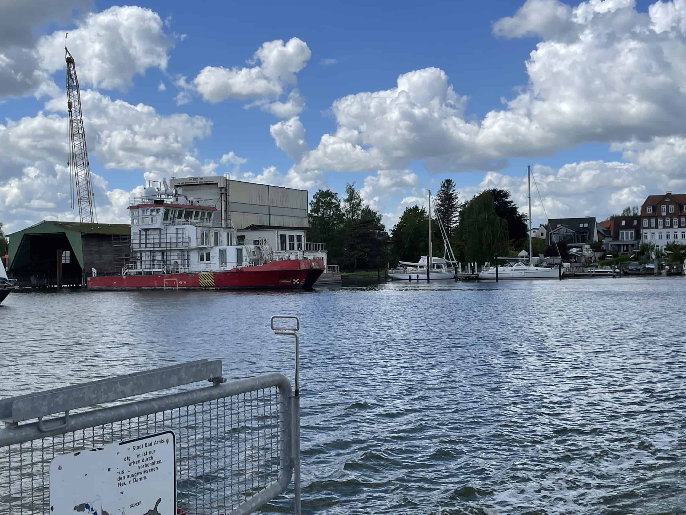 Evendalls Übersetzen über die Schlei bei Arnis, Blick auf einen anderen Bereich der Stadt vom Wasser.