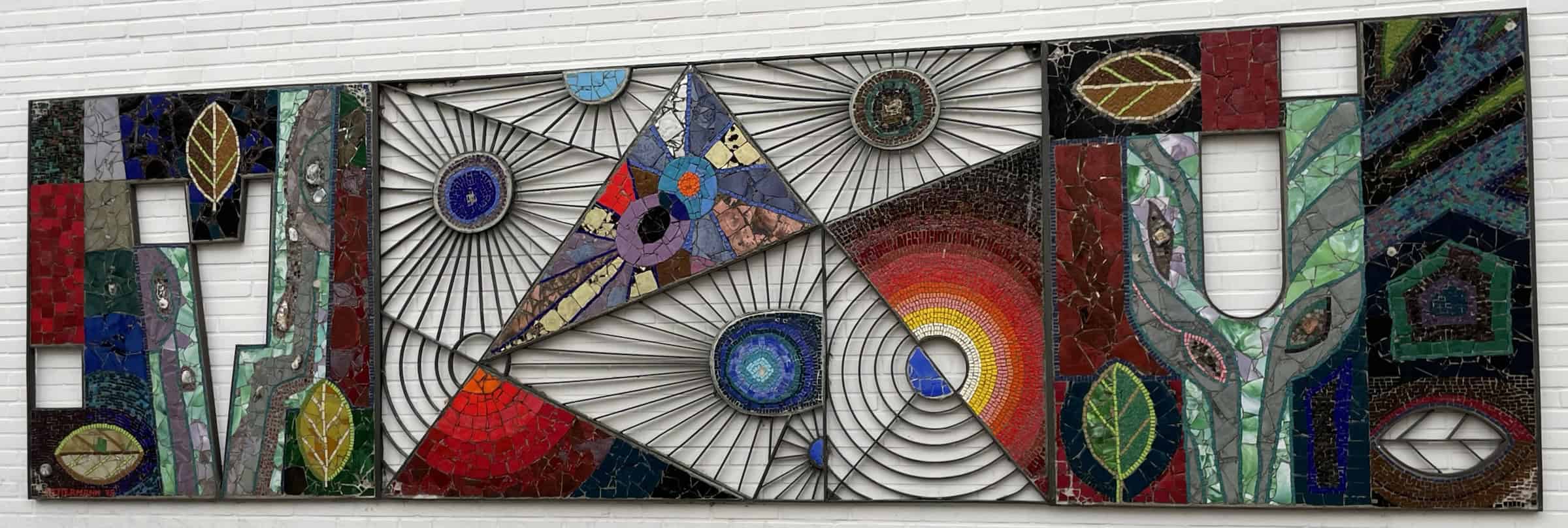 Moderne Kunst, mehrfarbig an der Wand der NOSPA-Filiale in Kapppeln.