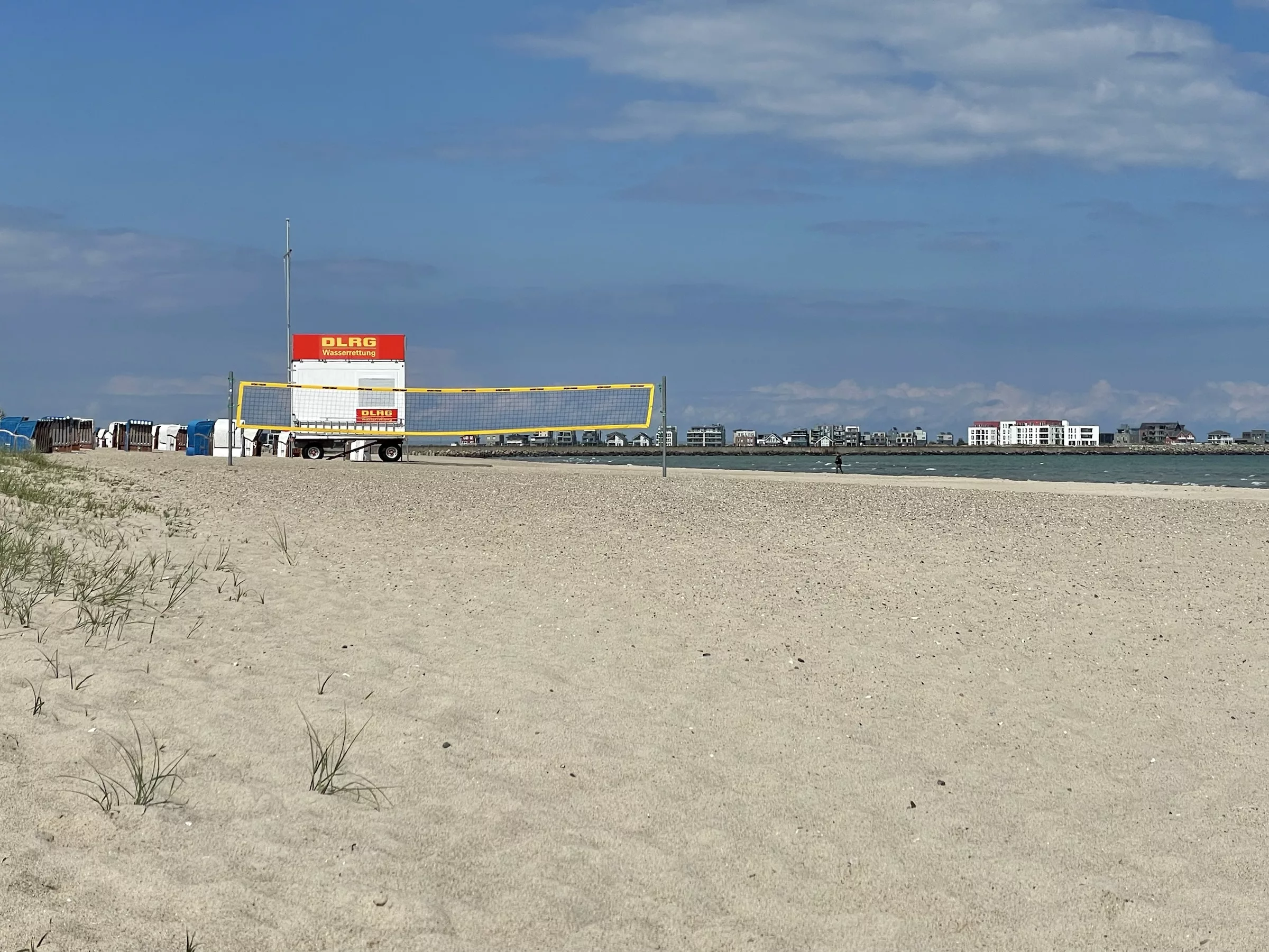 Strand, DLRG-Wagen und Ostsee am Weidefelder Strand.