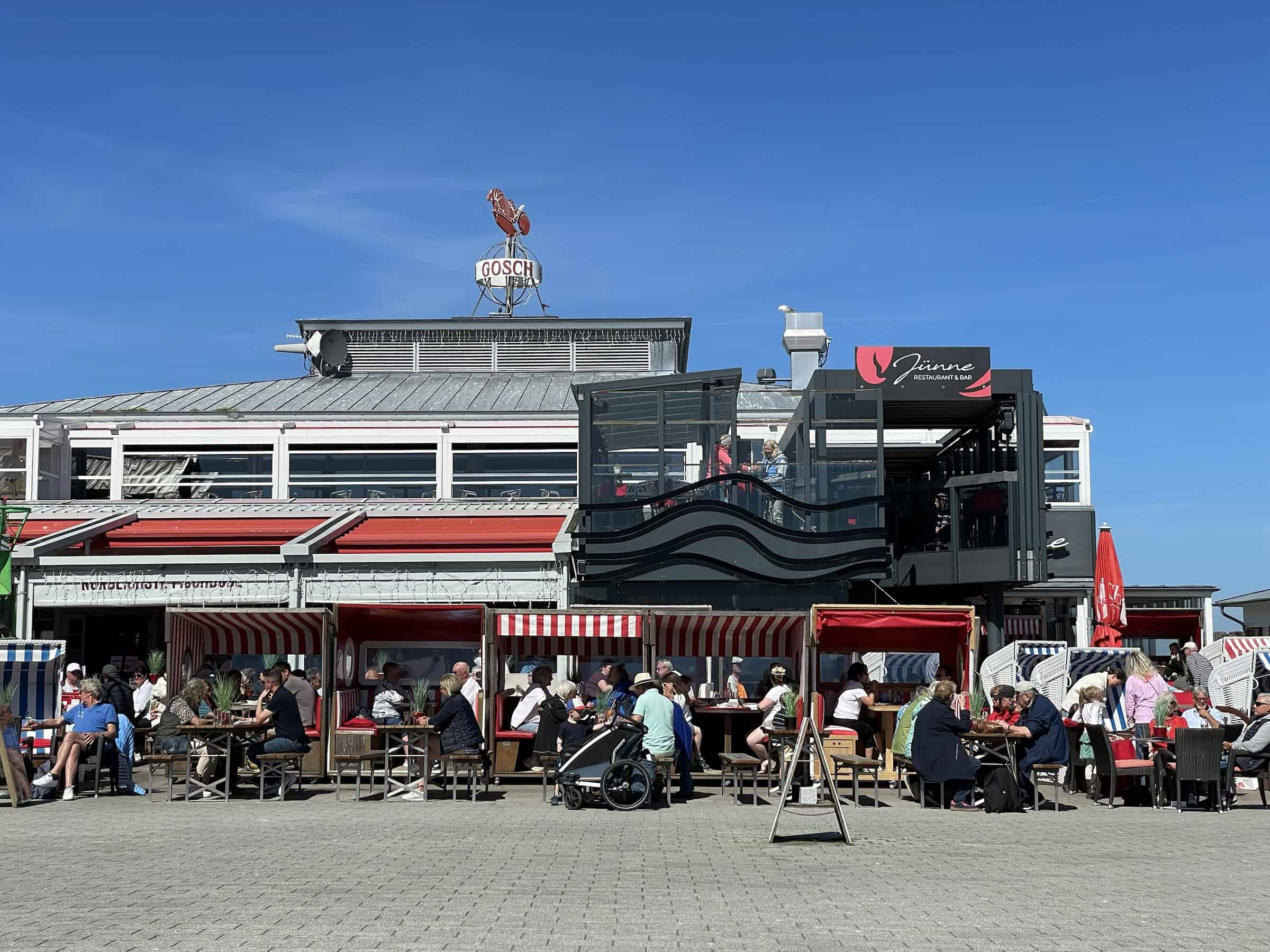Teile des Gosch-Fischrestaurant-Imprriums mit Gästen in List.