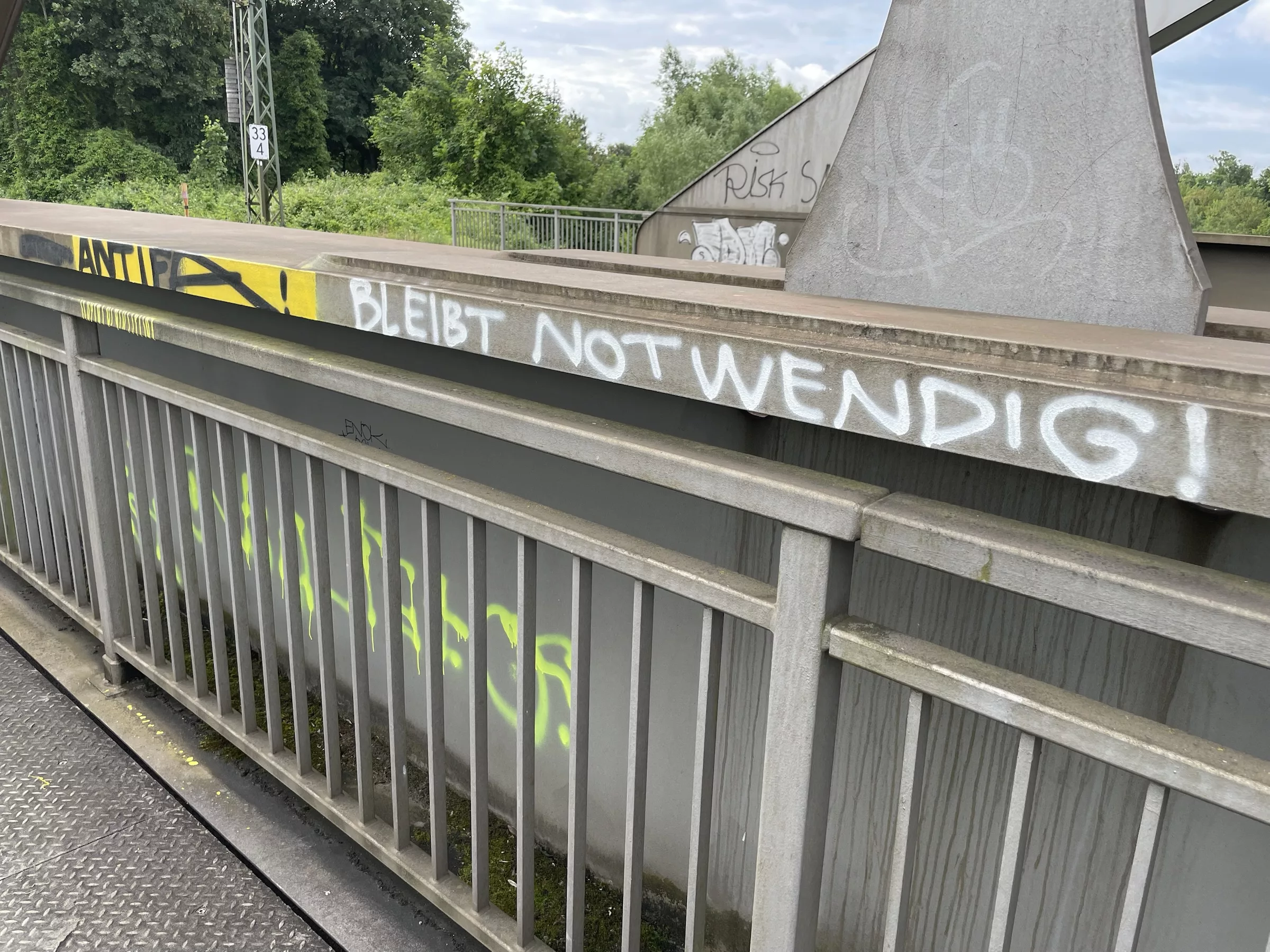 Eisenbahnbrückenweg mit Graffoti: ANFIFA BEIBT NOTWENDIG!