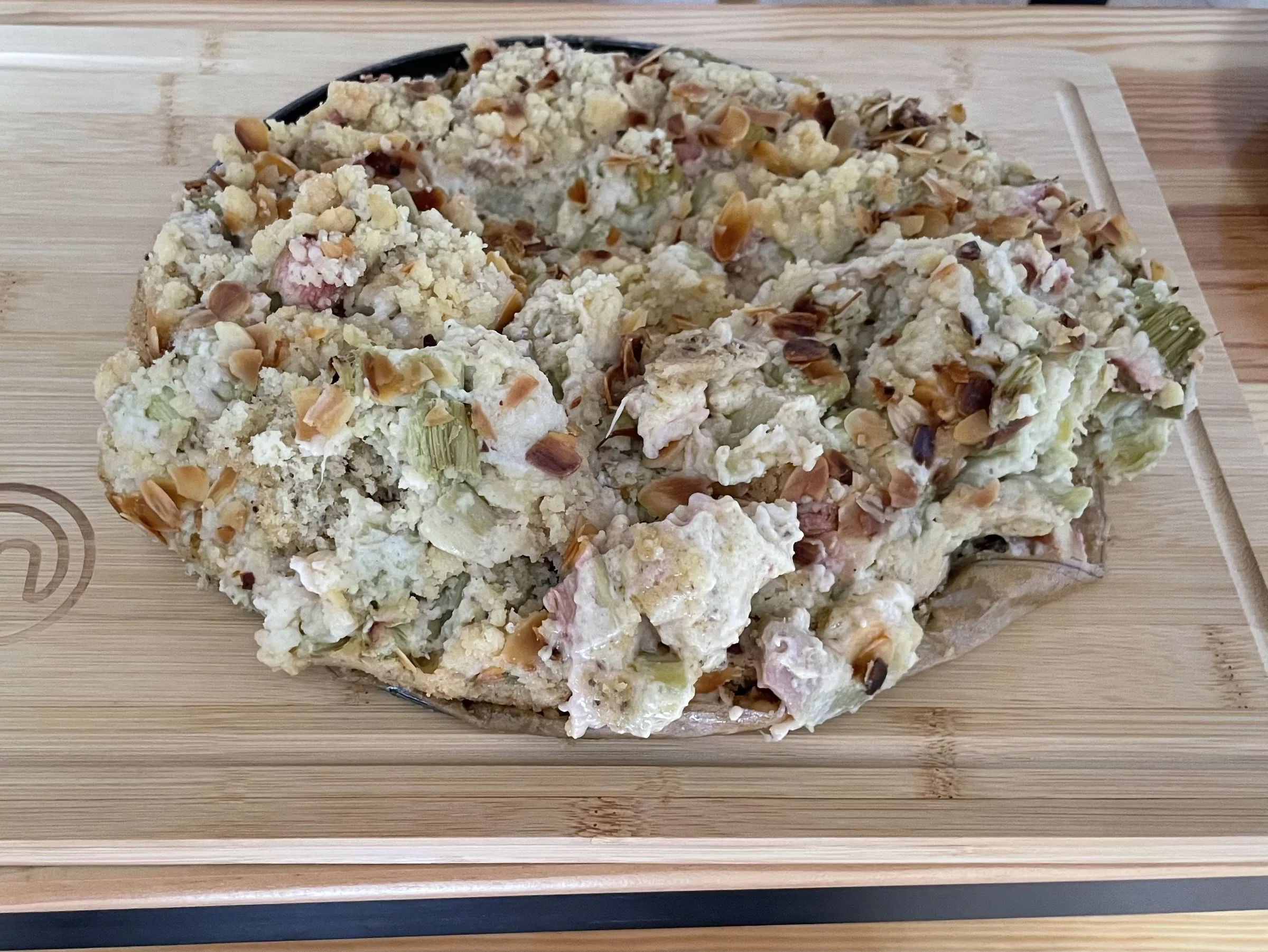 Rhabarberkuchen, runde Form nach einem Sturz.