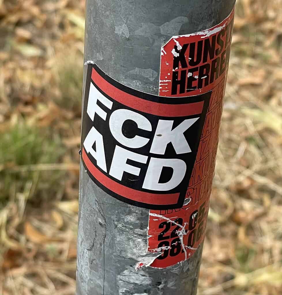 Noch ein FCK AFD Aufkleber an einem Weiteren Laternenpfahl.