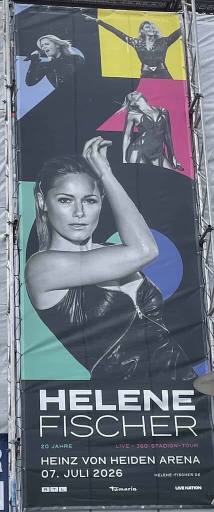 Großplakat am Aegi-Theater zum Konzert von Helene Fischer heute in Hannover.
