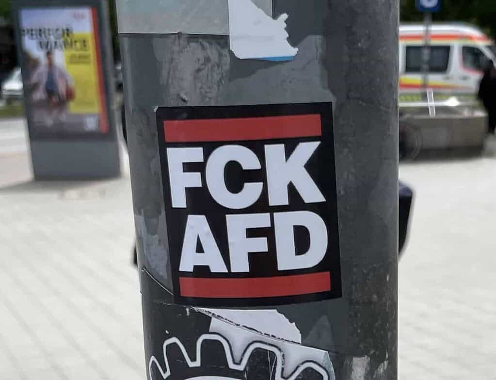 FCK AFD Aufkleber an Laternenpfahl.