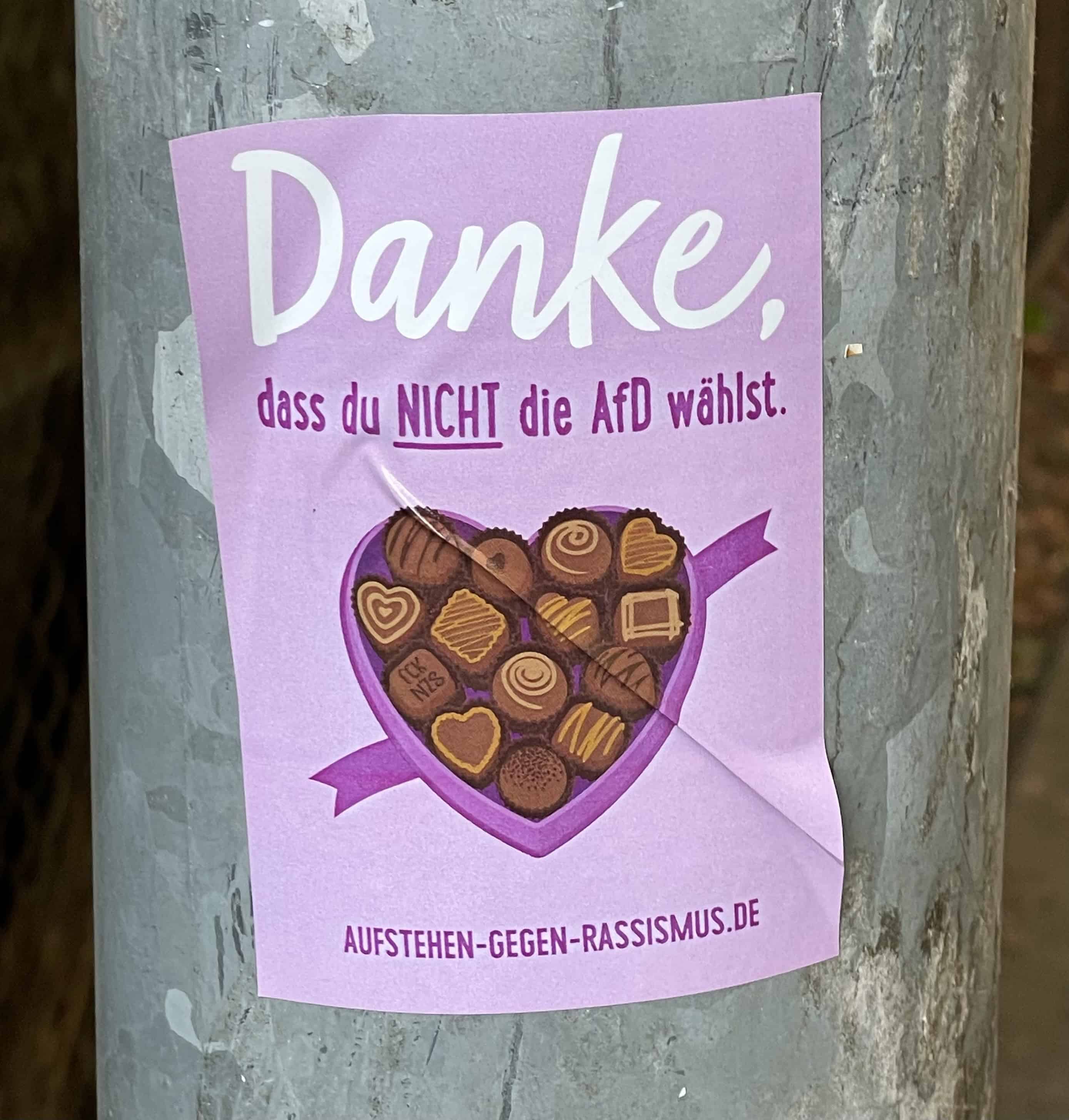 Laternenpfahl mit 'Danke, dass du nicht die AfD wählst.'-Aufkleber.