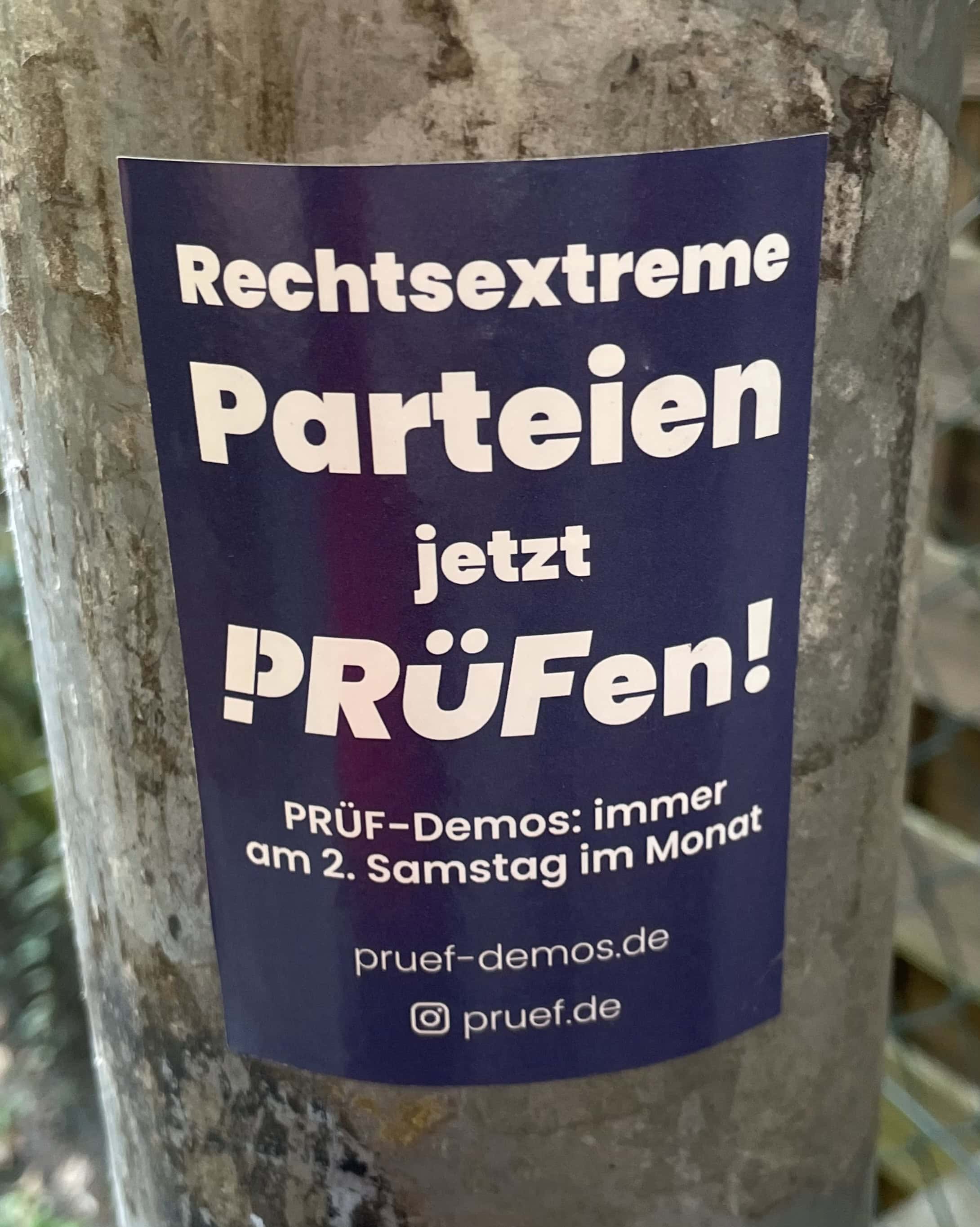 Laternenpfahl mit 'Rechtsextreme Parteien jetzt prüfen!'-Aufkleber.