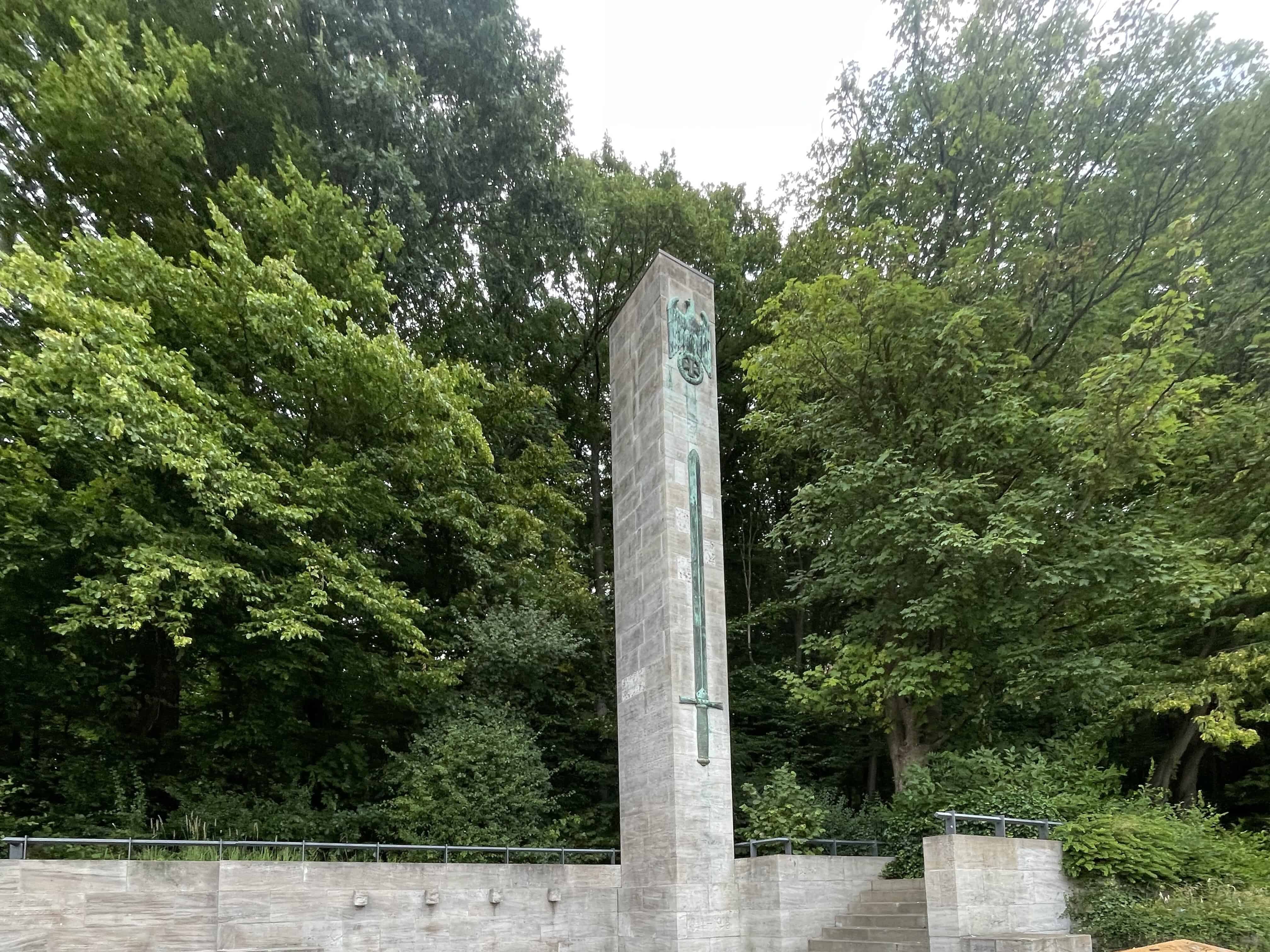 Kriegerdenkmal in Pinneberg beim Bahnhof.